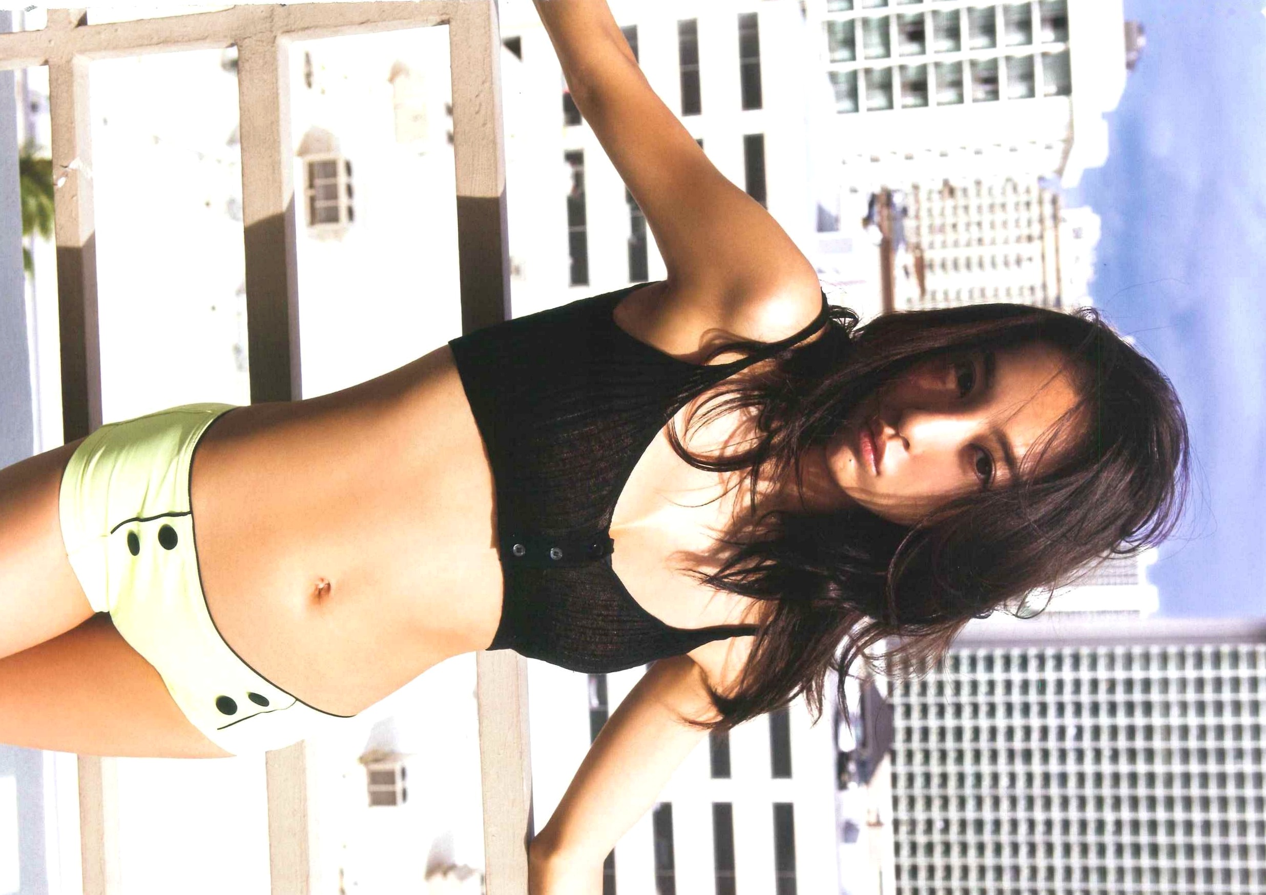 PB写真集_板野友美《release》_夏日海边度假风格写真_阳光下的湿身诱惑与清纯魅力