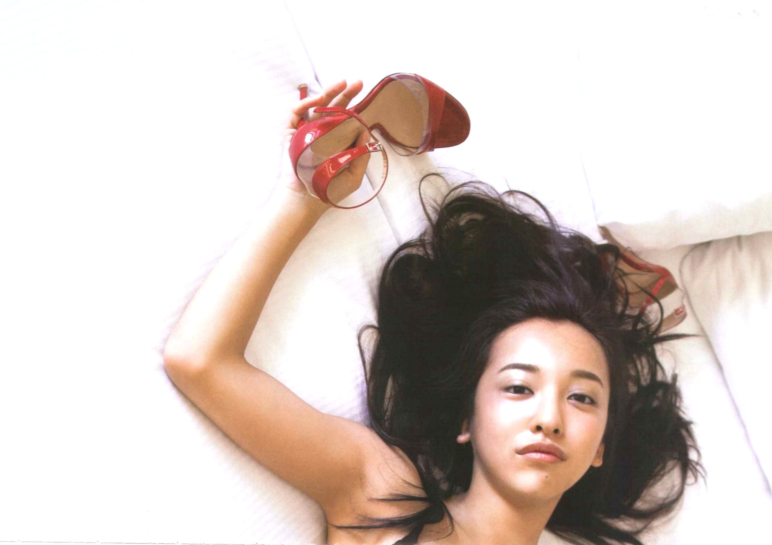 PB写真集_板野友美《release》_夏日海边度假风格写真_阳光下的湿身诱惑与清纯魅力