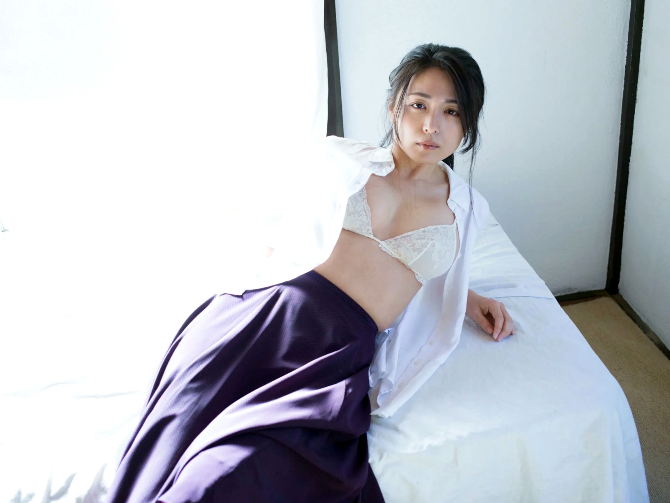 川村ゆきえ - 陽だまりの情事:清纯白衬衫与内衣私房照,光影下的湿身诱惑与成熟美学