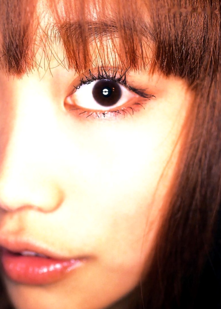 佐藤江梨子《おひっこし》写真集:唯美光影下的艺术写真,极致展现内敛女神气质