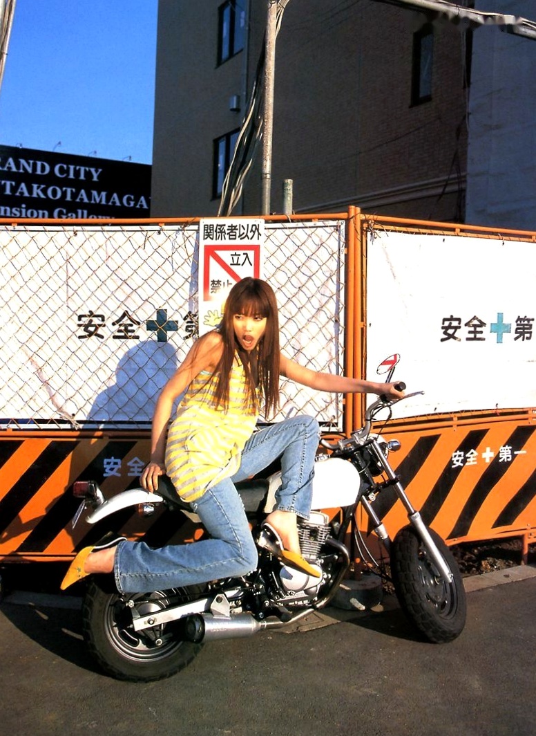 佐藤江梨子《おひっこし》写真集:唯美光影下的艺术写真,极致展现内敛女神气质