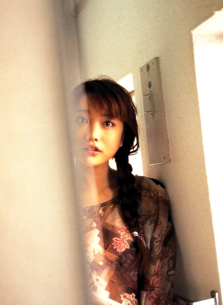 佐藤江梨子《おひっこし》写真集:唯美光影下的艺术写真,极致展现内敛女神气质