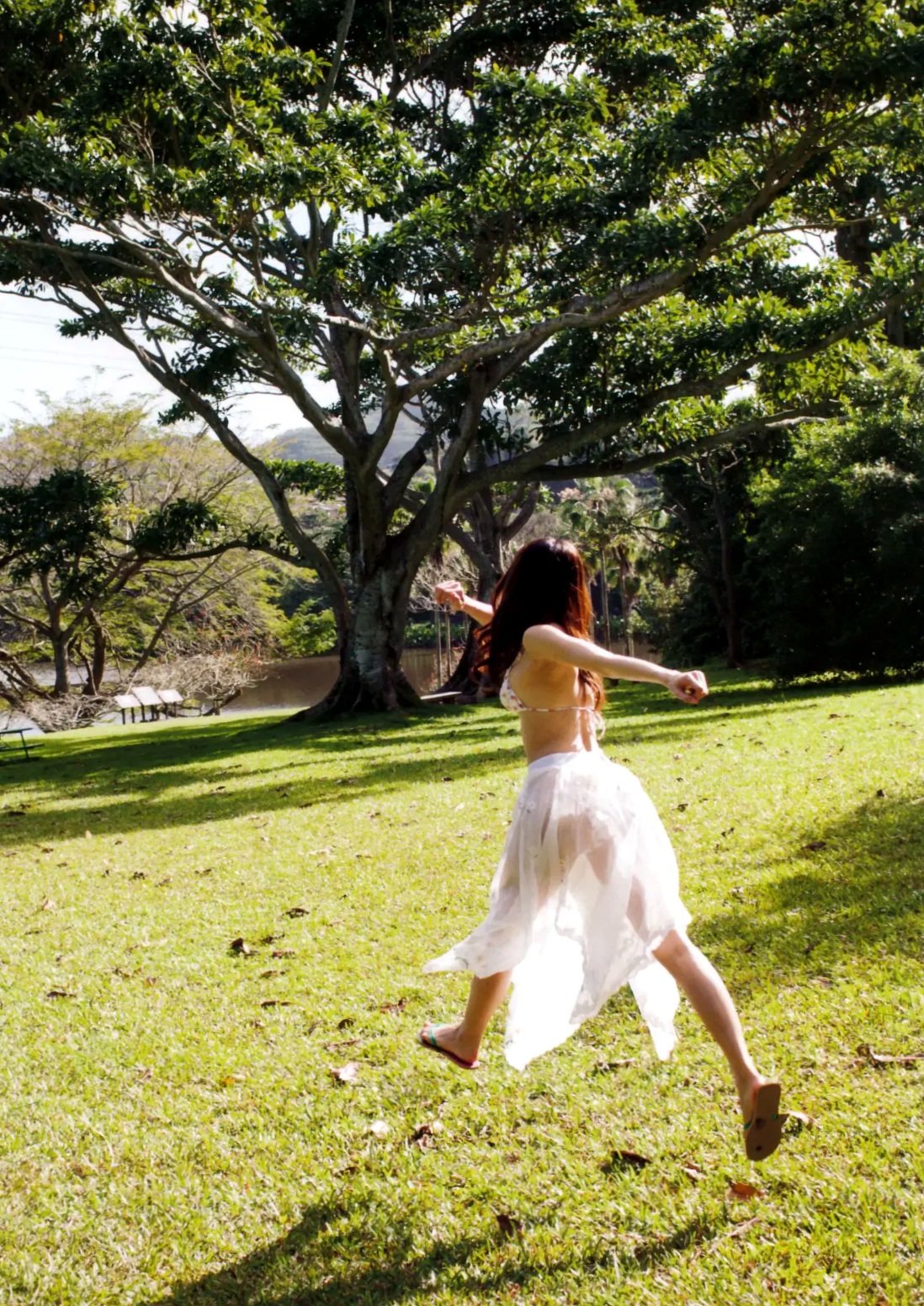 中村静香写真集『溢れるものが止められなくなったのは、私のネジが馬鹿になったんだ。きっと。』高清户外私房性感美图赏析