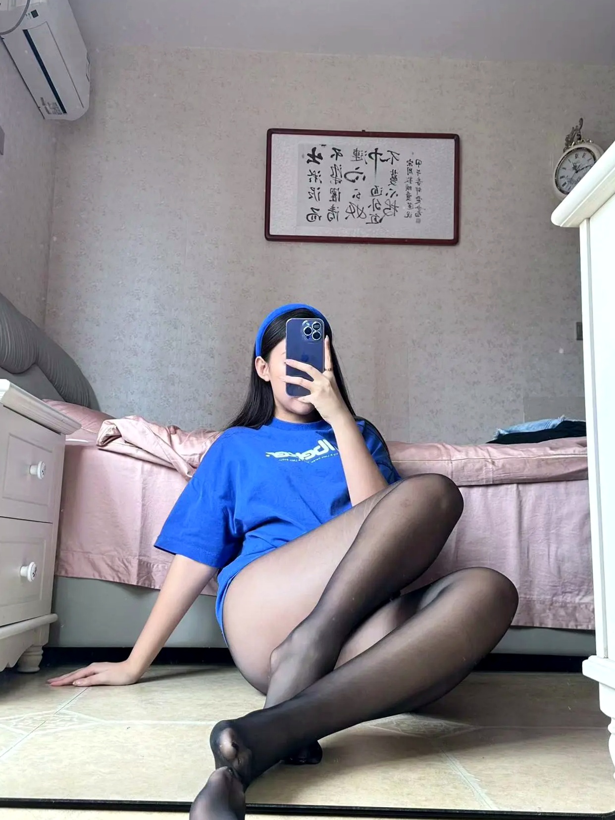 美邵女Baby - 宽松T恤,黑丝美腿私房,镜面自拍,诱惑高跟,展现极致腿部曲线