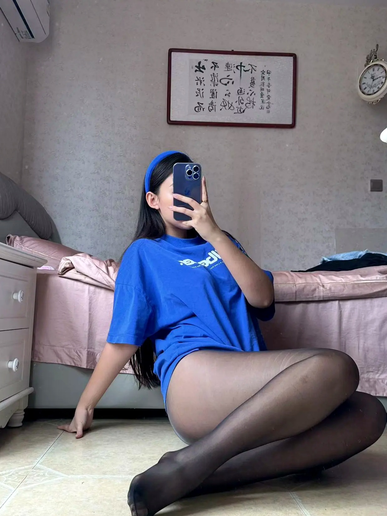 美邵女Baby - 宽松T恤,黑丝美腿私房,镜面自拍,诱惑高跟,展现极致腿部曲线