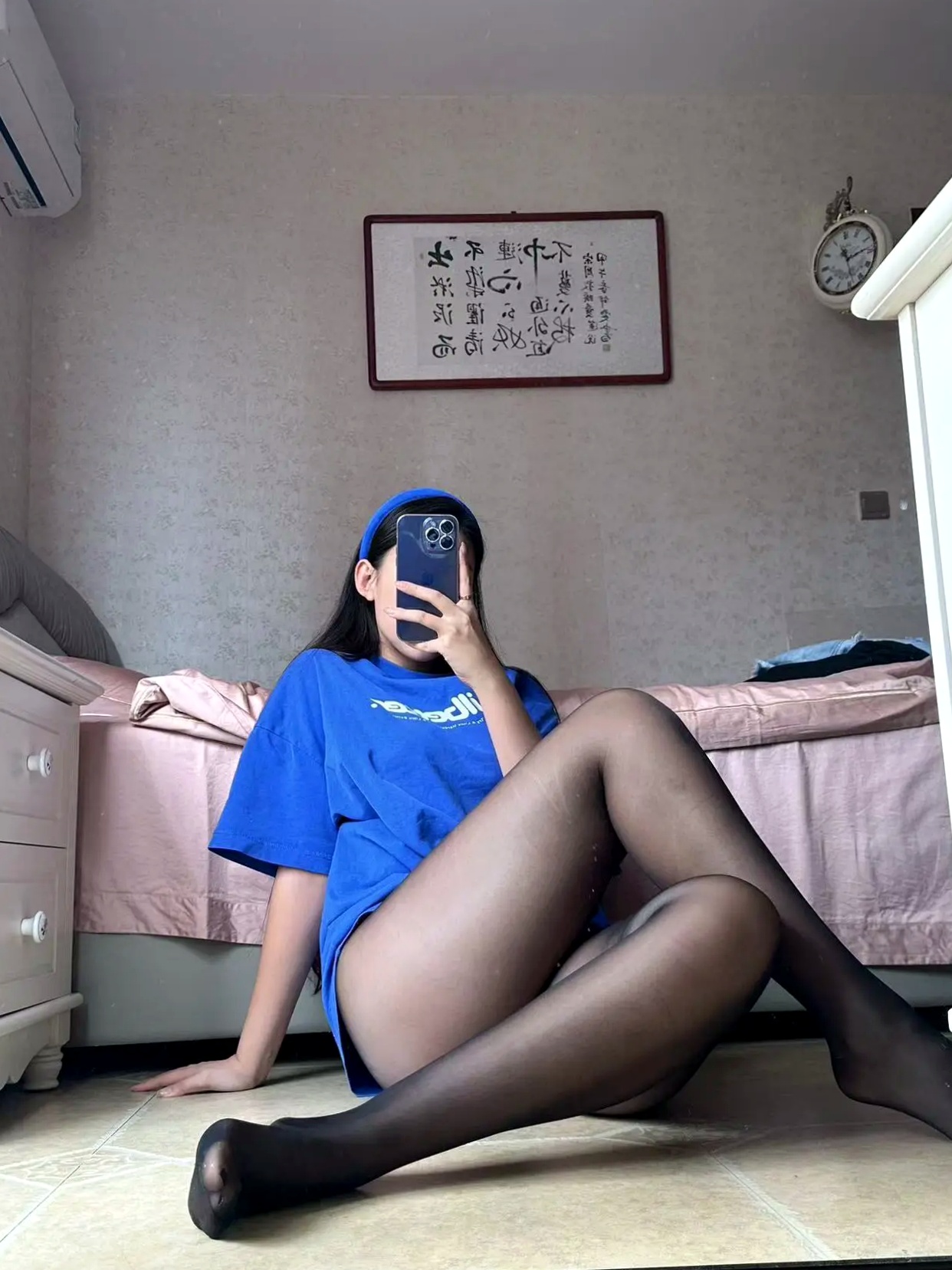 美邵女Baby - 宽松T恤,黑丝美腿私房,镜面自拍,诱惑高跟,展现极致腿部曲线