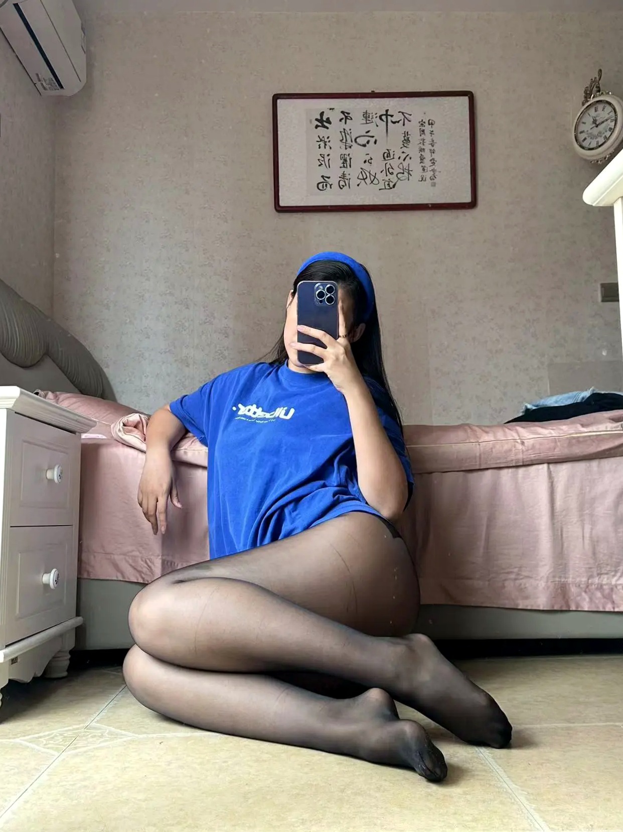 美邵女Baby - 宽松T恤,黑丝美腿私房,镜面自拍,诱惑高跟,展现极致腿部曲线