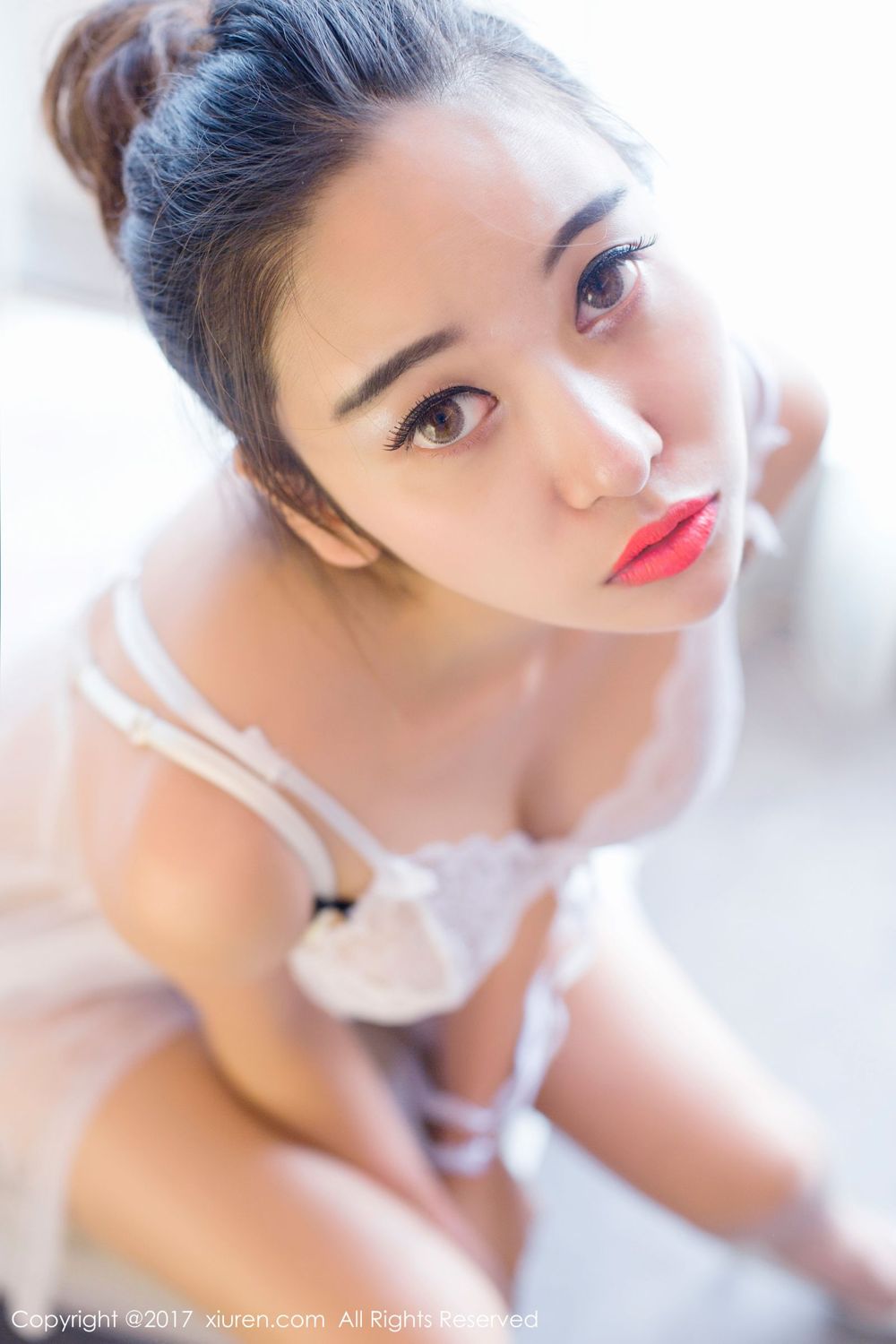 李梓熙写真放松 白色蕾丝睡衣