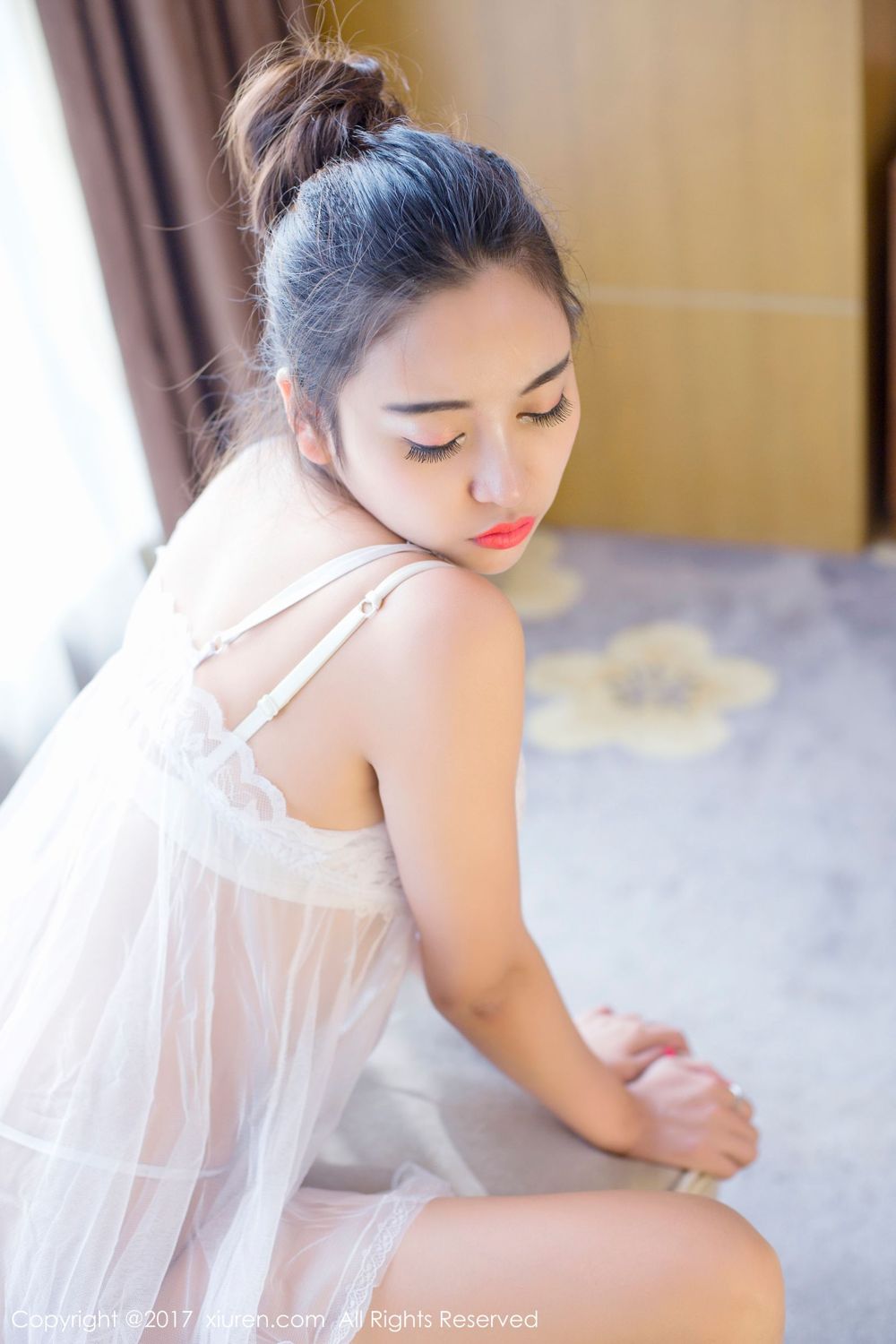 李梓熙写真放松 白色蕾丝睡衣