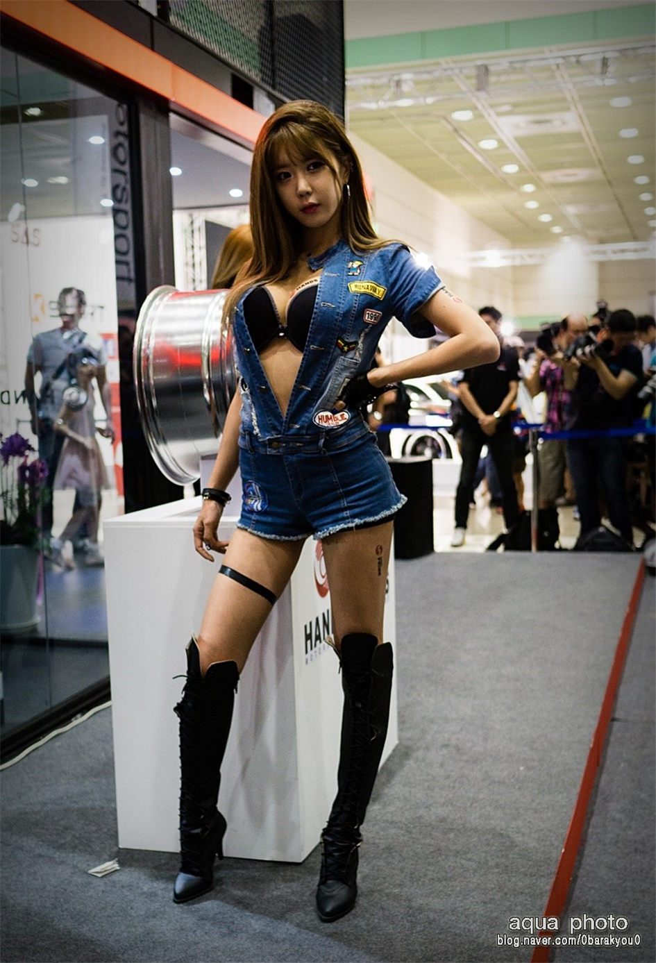 韩国人气车模许允美展场制服写真图片