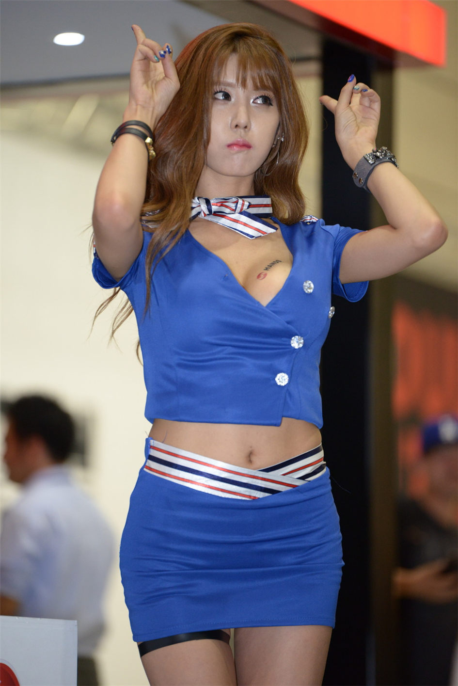笑容迷人的韩国车模许允美车展图片