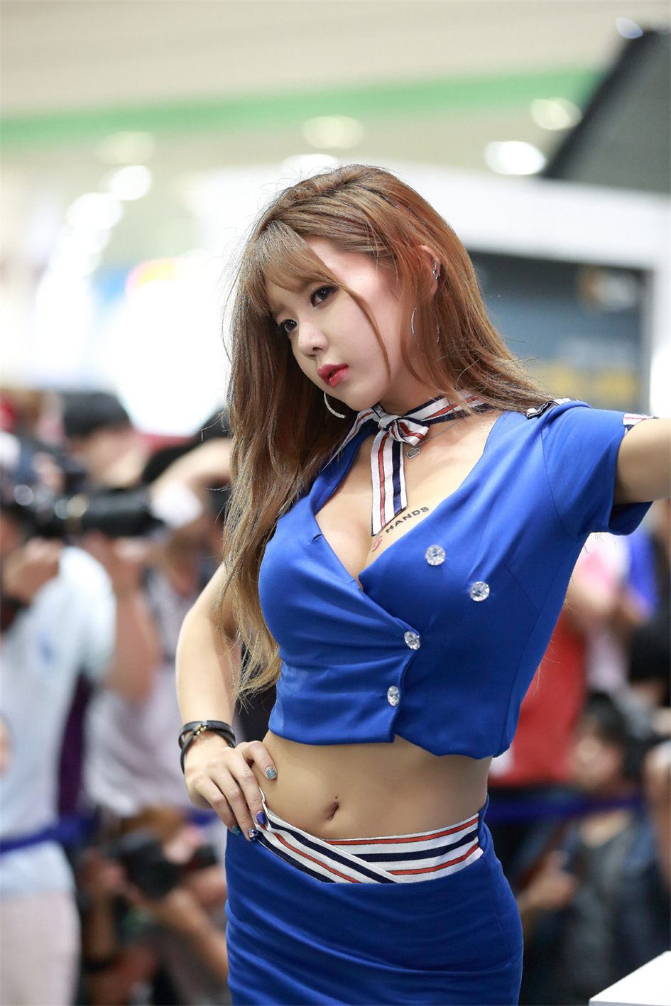 笑容迷人的韩国车模许允美车展图片