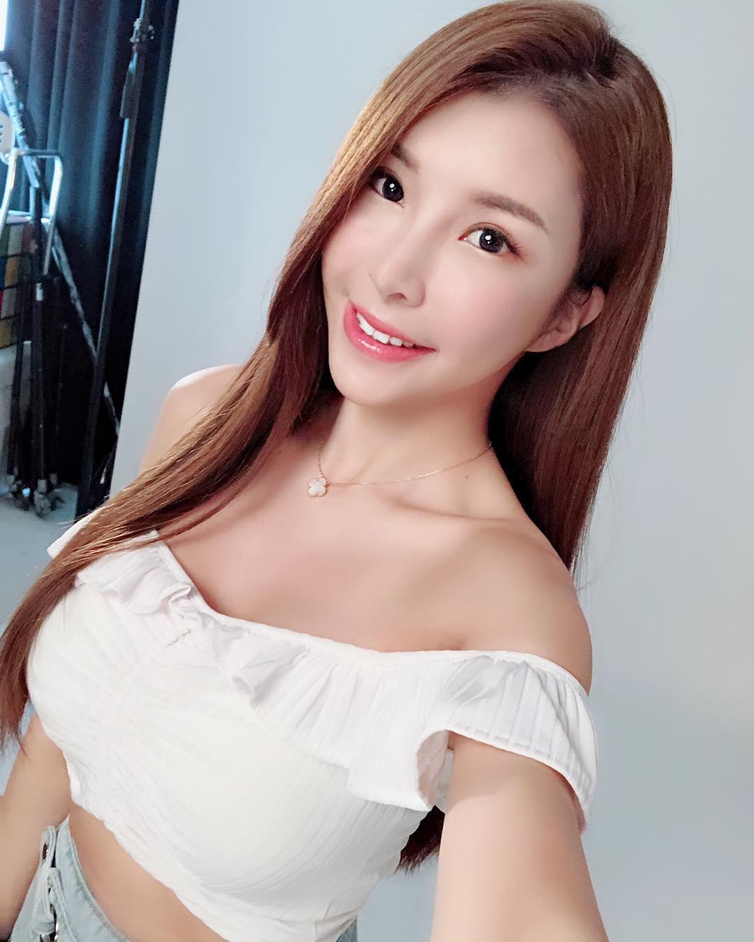 正妹苏心甯餐桌上向前倾露出深邃事业线