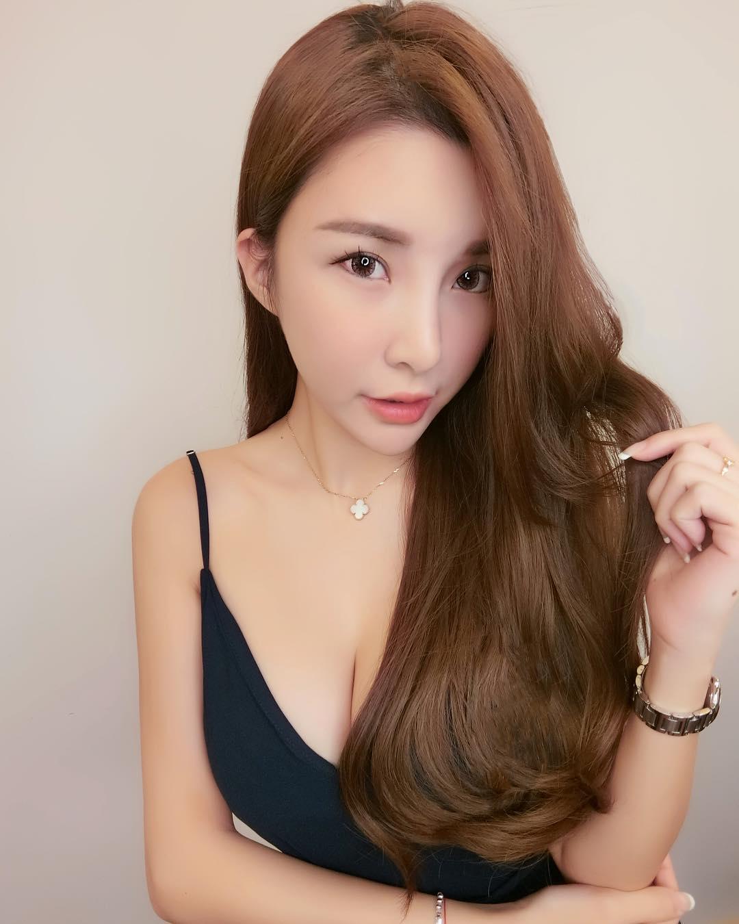 正妹苏心甯餐桌上向前倾露出深邃事业线