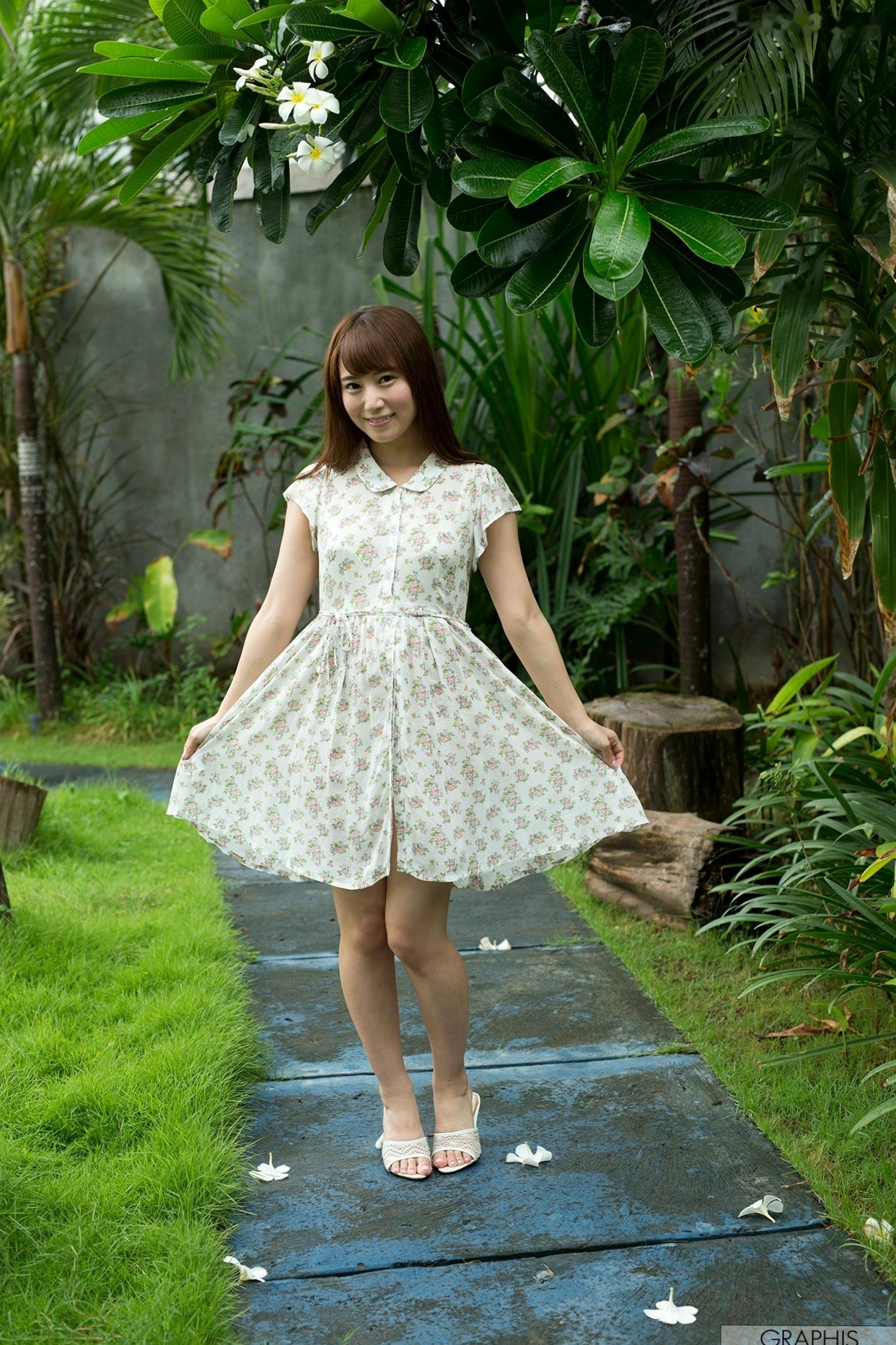 Graphis初川みなみ《Ladylike cute girl!》清纯校服与泳池戏水系列写真