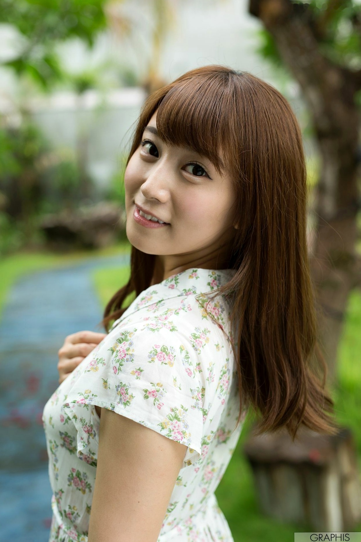 Graphis初川みなみ《Ladylike cute girl!》清纯校服与泳池戏水系列写真