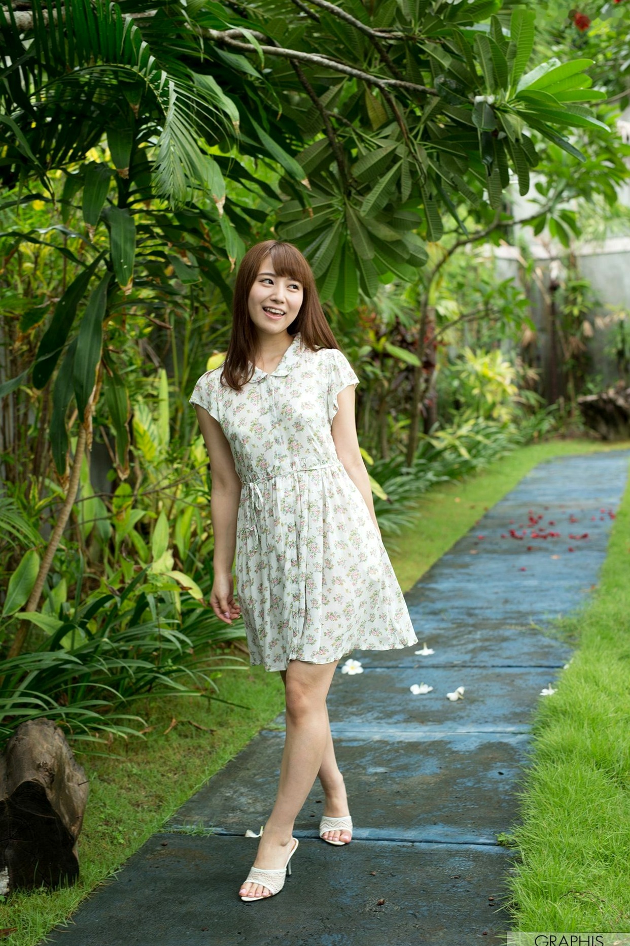 Graphis初川みなみ《Ladylike cute girl!》清纯校服与泳池戏水系列写真