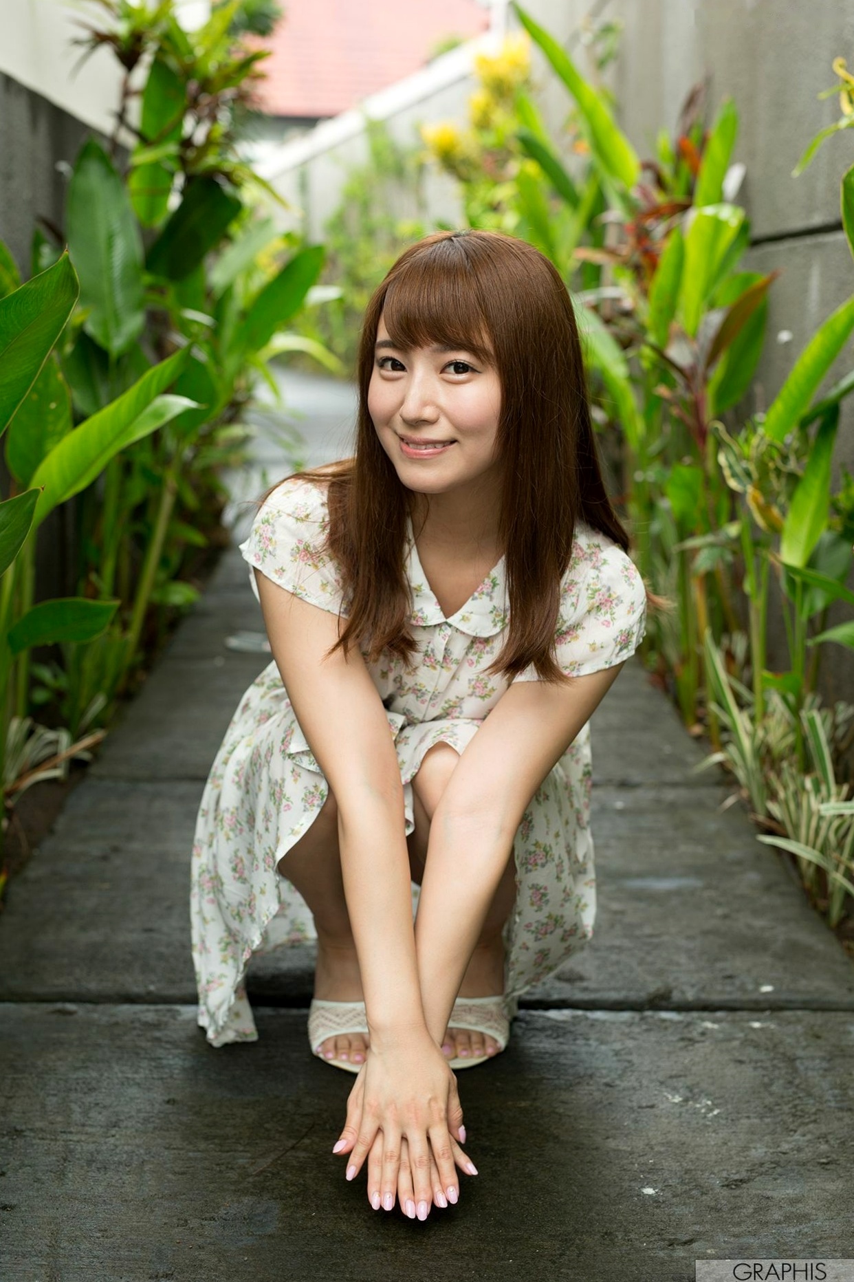 Graphis初川みなみ《Ladylike cute girl!》清纯校服与泳池戏水系列写真