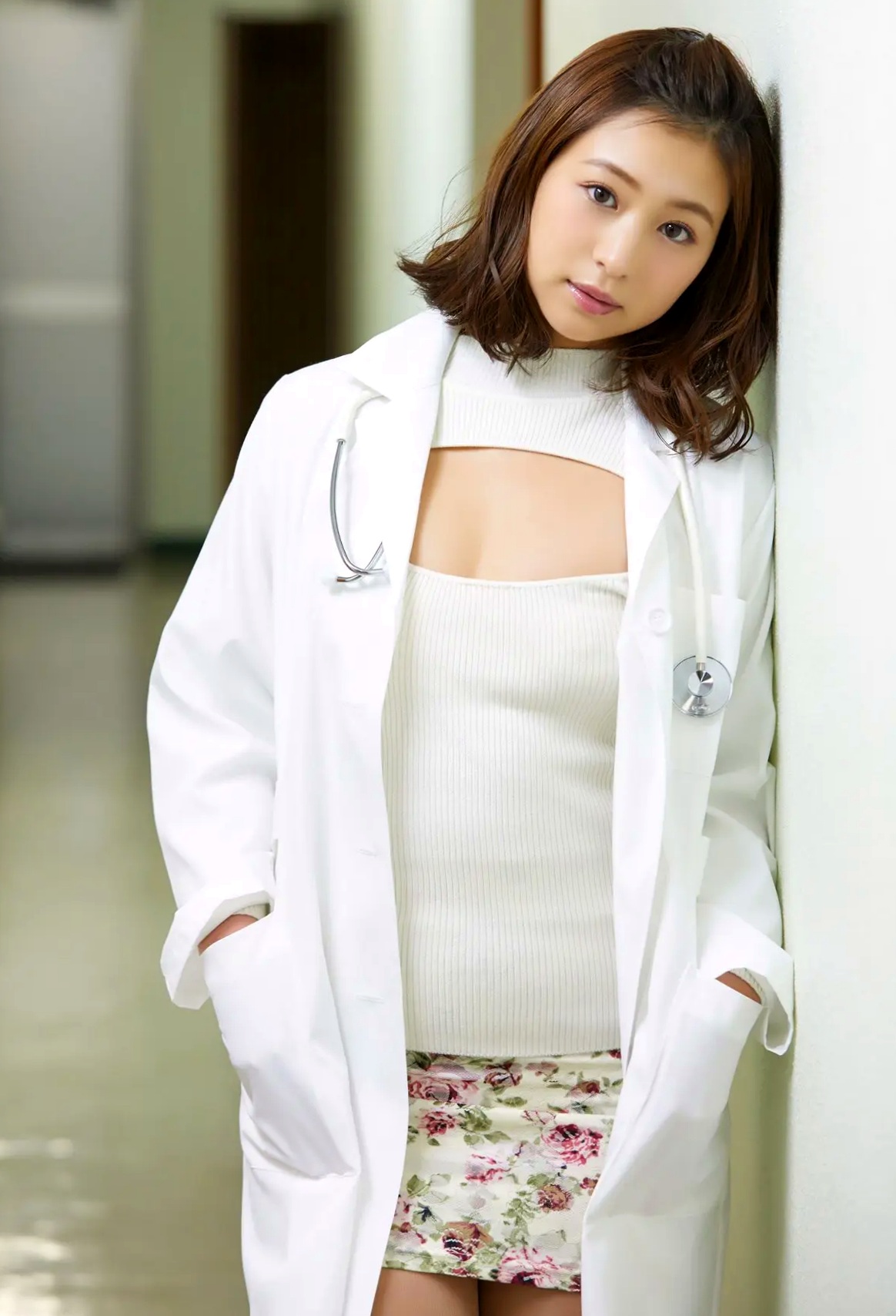 Ayaka Sayama 佐山彩香 - Can you check me too 私も診てくれる?