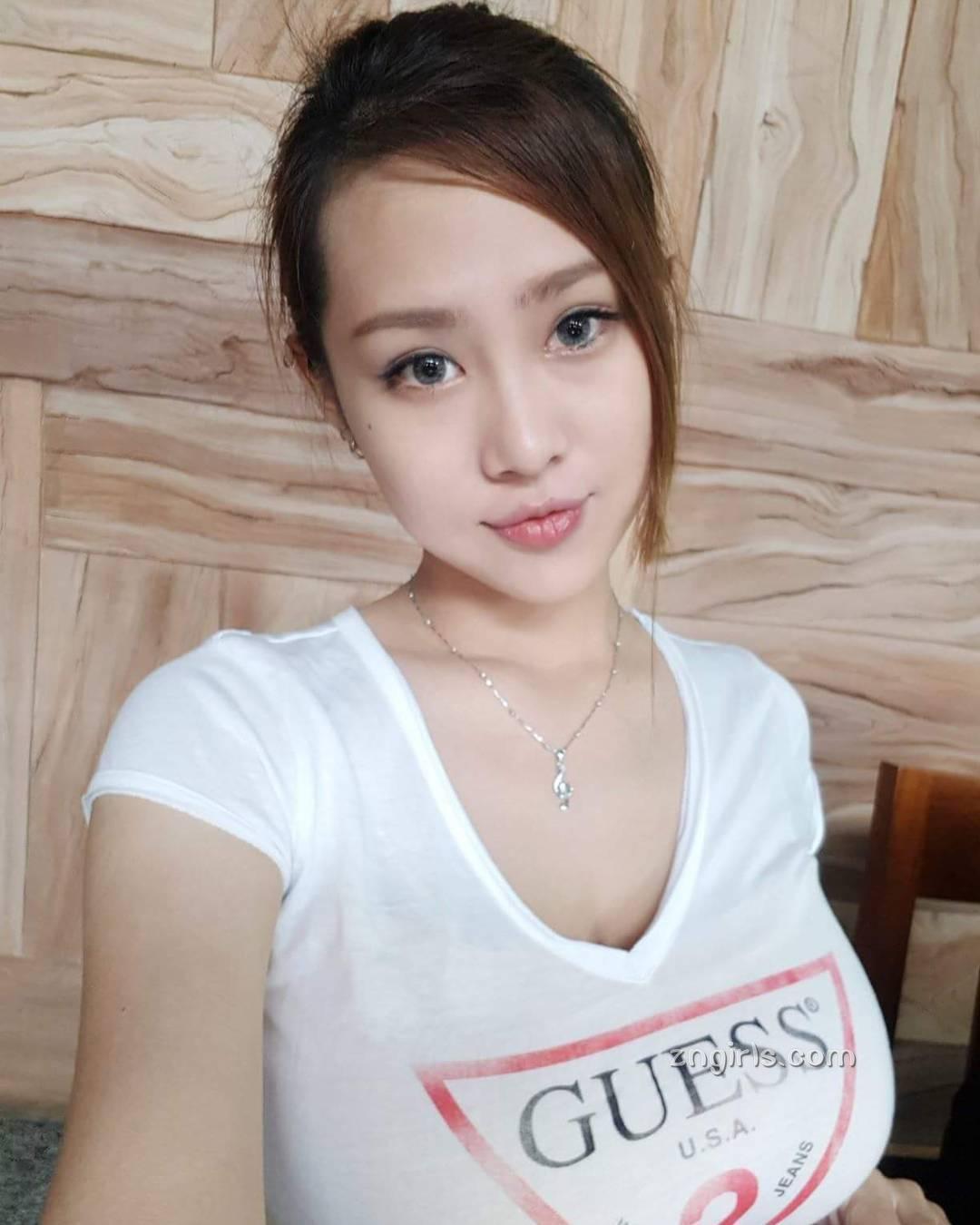 台湾I级艳后洪蓉 超震撼的事业线