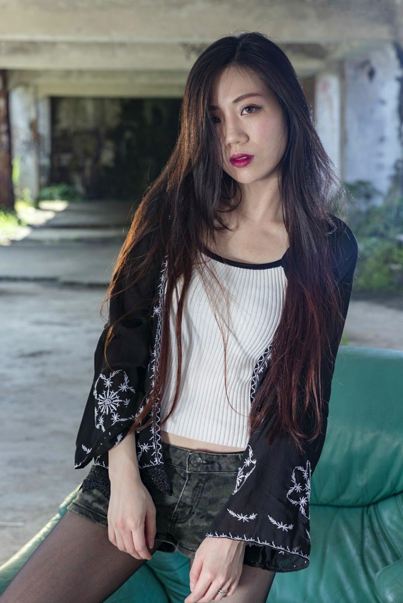 台湾美女Coco废墟与户外写真,热裤黑丝美腿展现都市性感诱惑