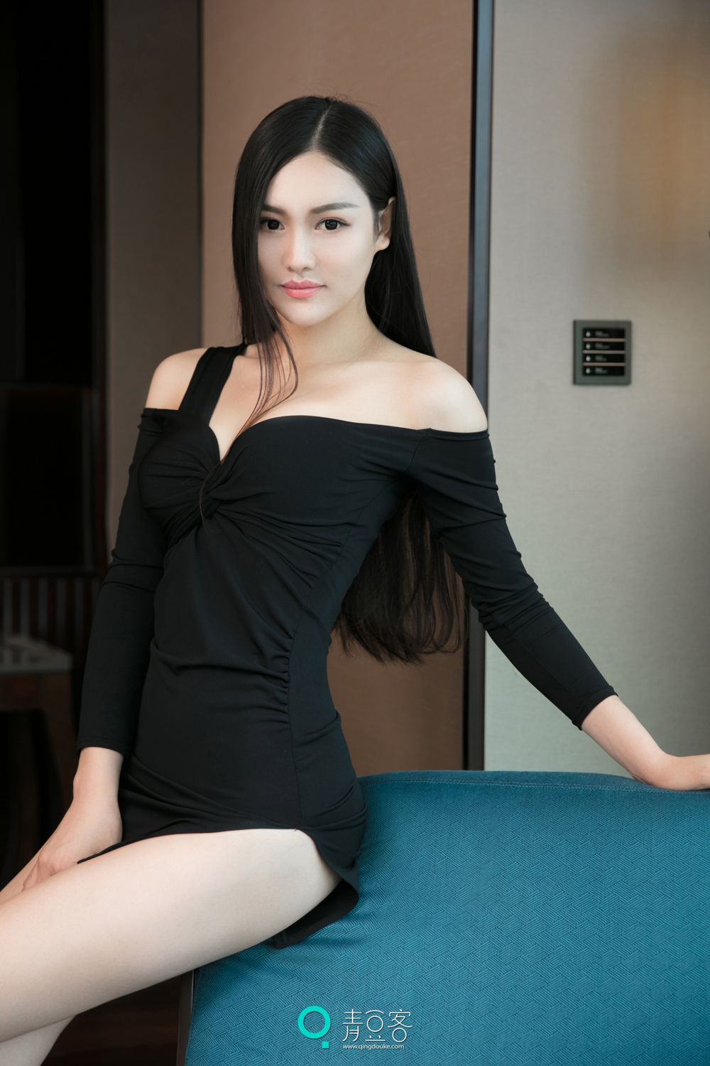 黑直长女神陈思琪 气质高雅玉腿翩翩