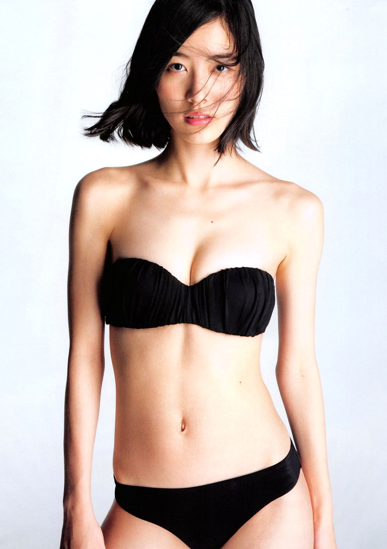 松井珠理奈《Jurina》清新活力写真,展现青春灵动魅力与街头时尚穿搭,百变风格尽显偶像气质