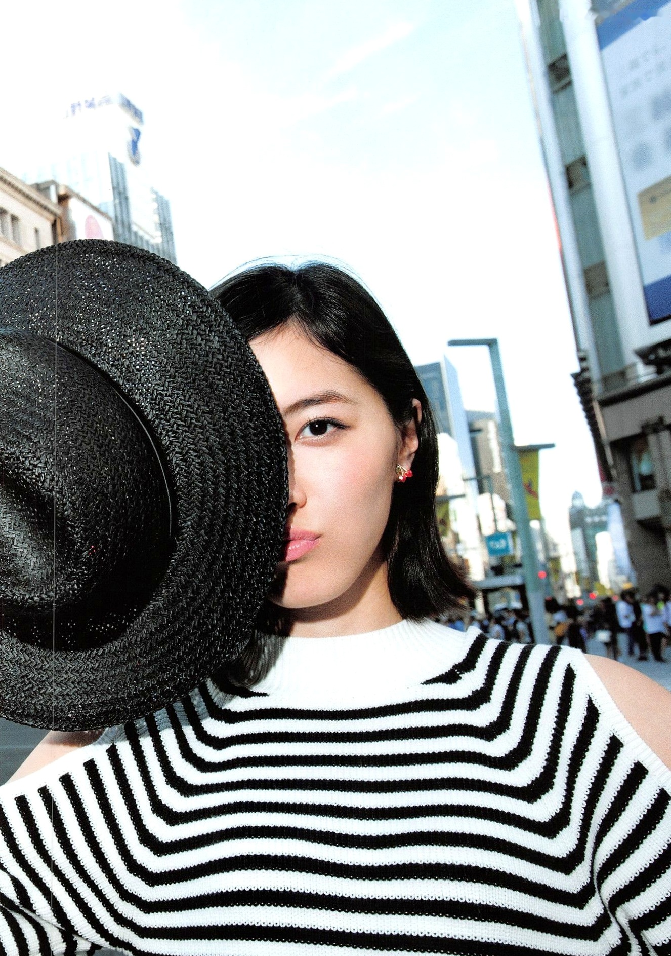 松井珠理奈《Jurina》清新活力写真,展现青春灵动魅力与街头时尚穿搭,百变风格尽显偶像气质