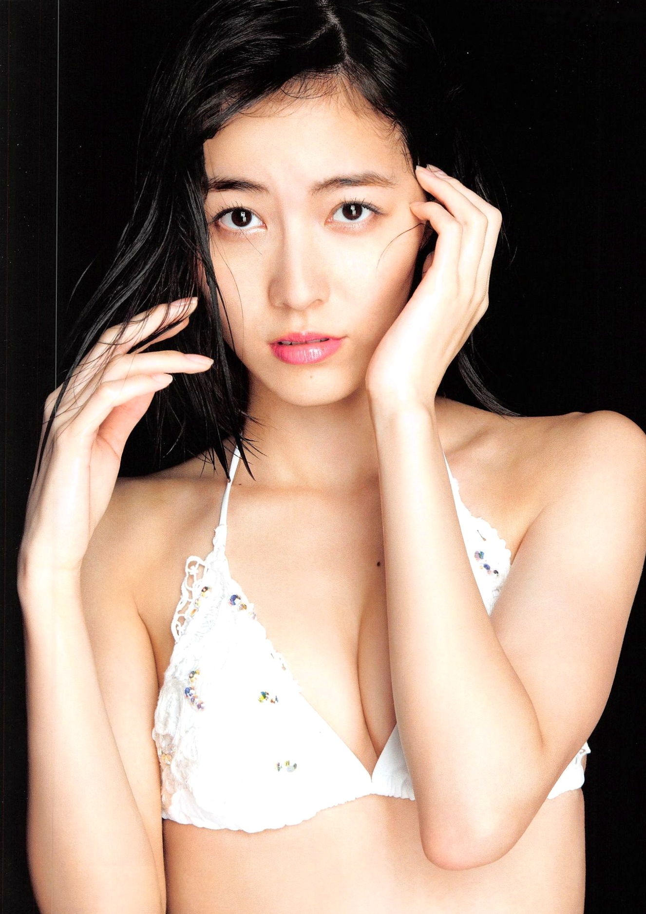 松井珠理奈《Jurina》清新活力写真,展现青春灵动魅力与街头时尚穿搭,百变风格尽显偶像气质
