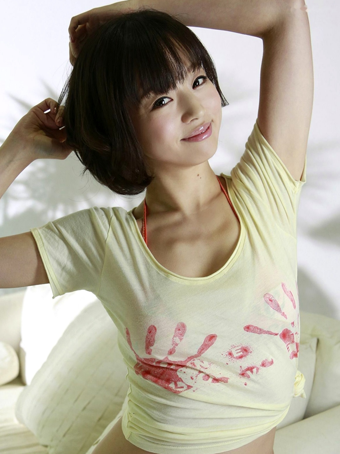 喜屋武ちあき《I DO IT ! 2》写真集:清纯短发美女身着花朵比基尼,演绎日系清新性感风格