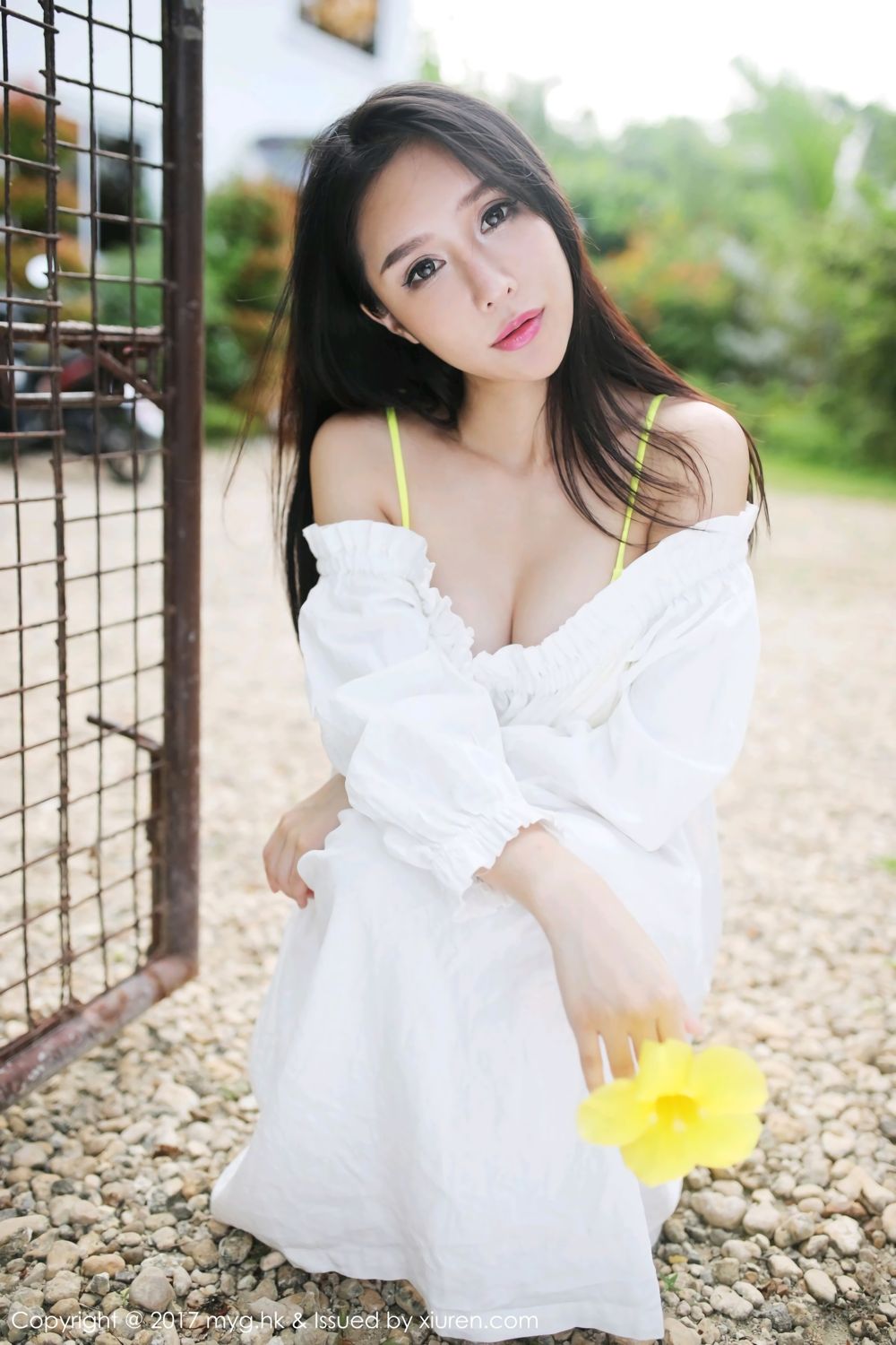 于大乔小姐复出 纯白长期淡黄泳装