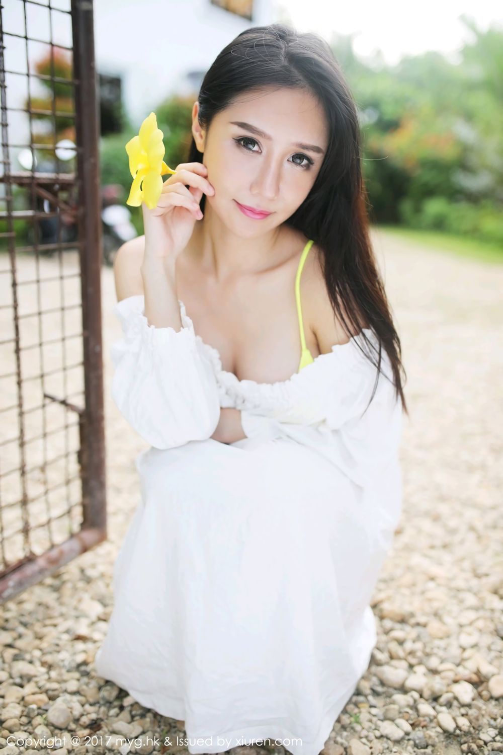 于大乔小姐复出 纯白长期淡黄泳装