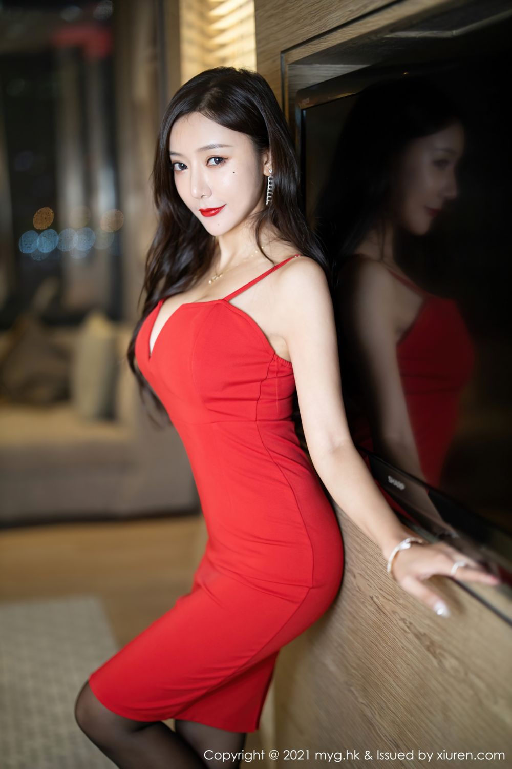 红裙女神王馨瑶 美腿灵动气质突出