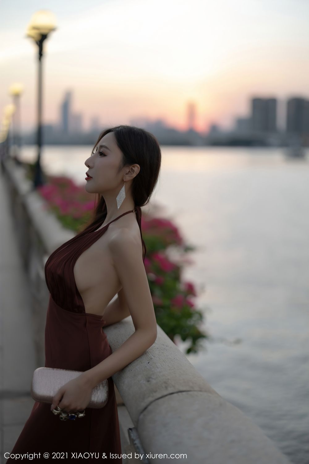 你的女神王馨瑶 香槟色吊裙勾勒