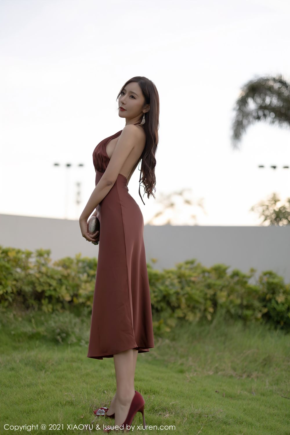 你的女神王馨瑶 香槟色吊裙勾勒