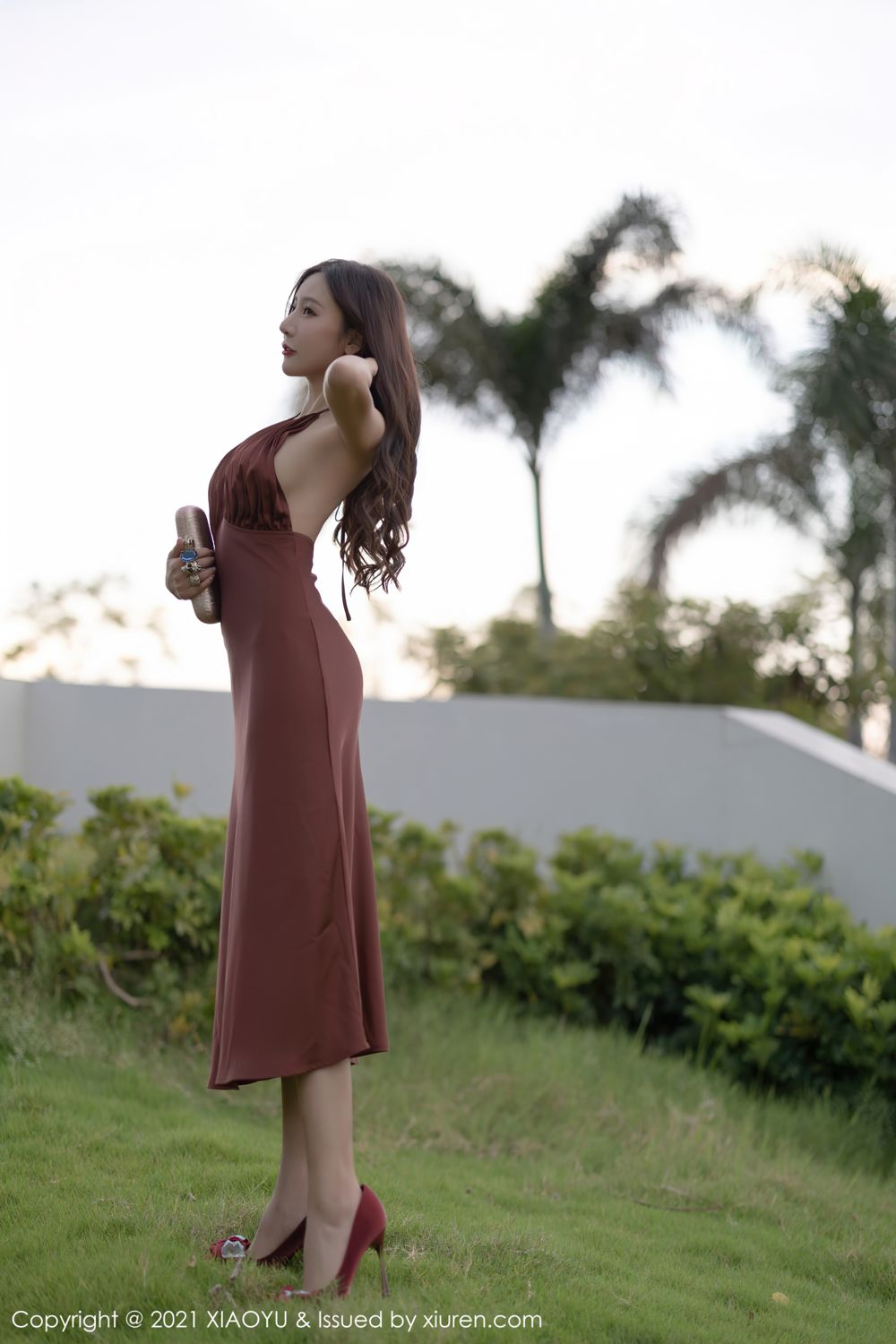 你的女神王馨瑶 香槟色吊裙勾勒