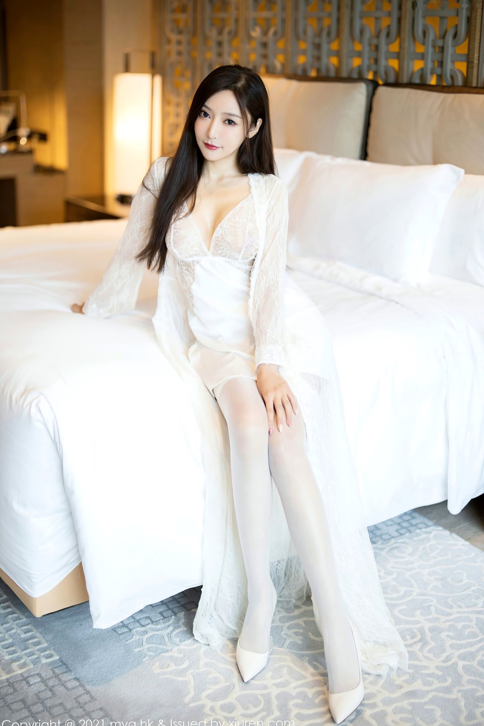 MyGirl美媛馆:王馨瑶Yanni酒店私房旅拍,纯白蕾丝镂空吊带裙搭配白丝诱惑,演绎高级纯欲女神,江浙沪旅拍主题大尺度写真。