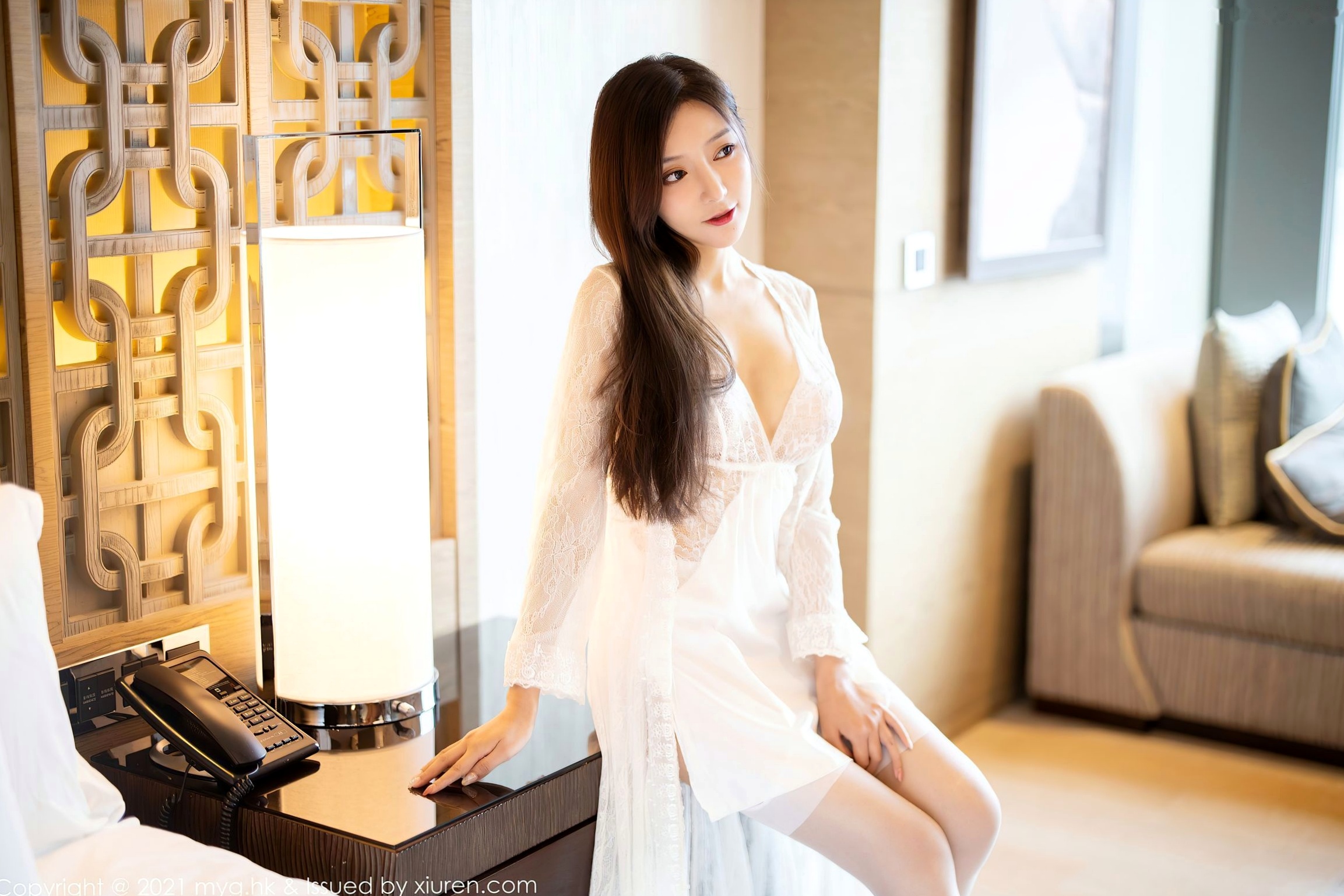 MyGirl美媛馆:王馨瑶Yanni酒店私房旅拍,纯白蕾丝镂空吊带裙搭配白丝诱惑,演绎高级纯欲女神,江浙沪旅拍主题大尺度写真。