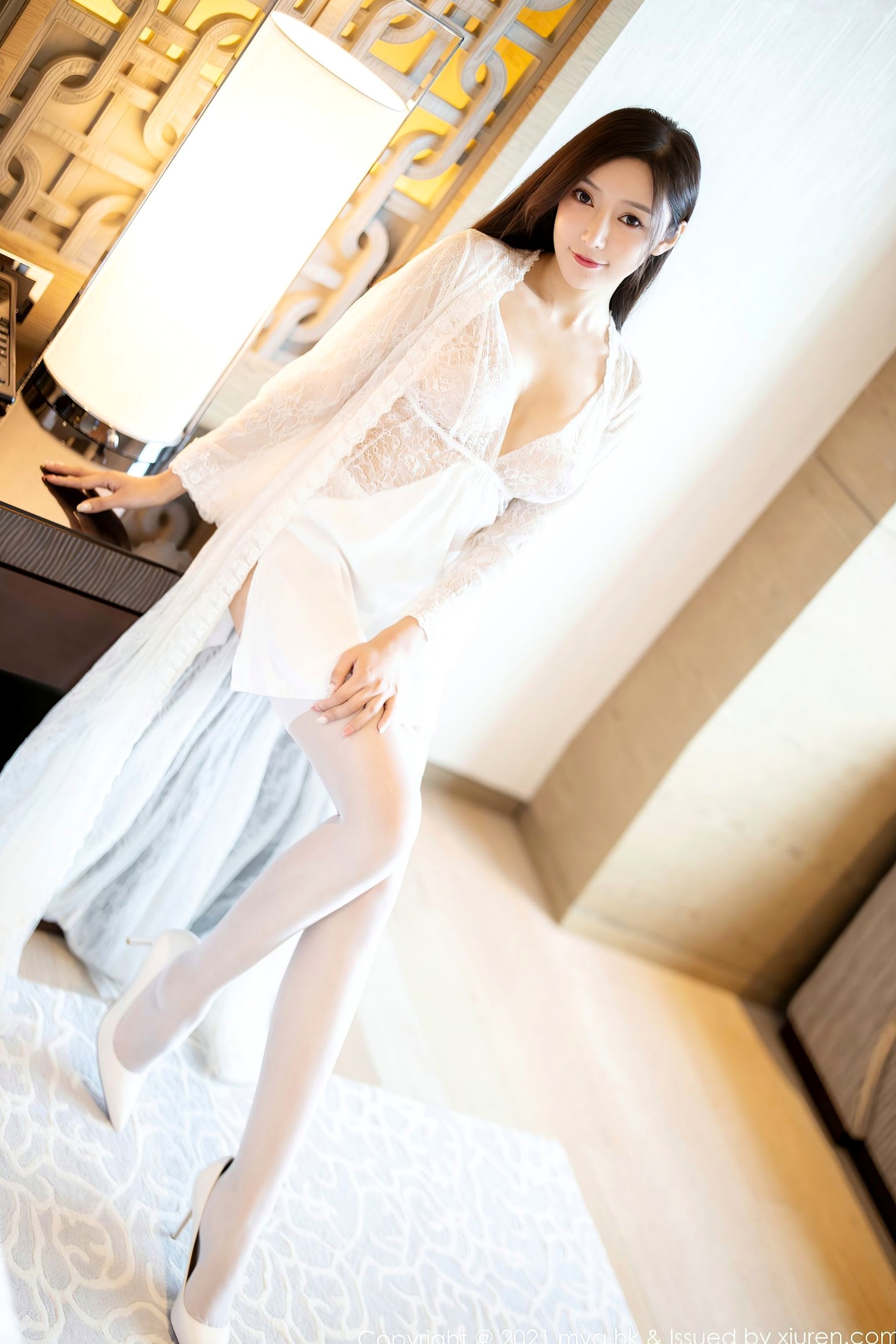 MyGirl美媛馆:王馨瑶Yanni酒店私房旅拍,纯白蕾丝镂空吊带裙搭配白丝诱惑,演绎高级纯欲女神,江浙沪旅拍主题大尺度写真。