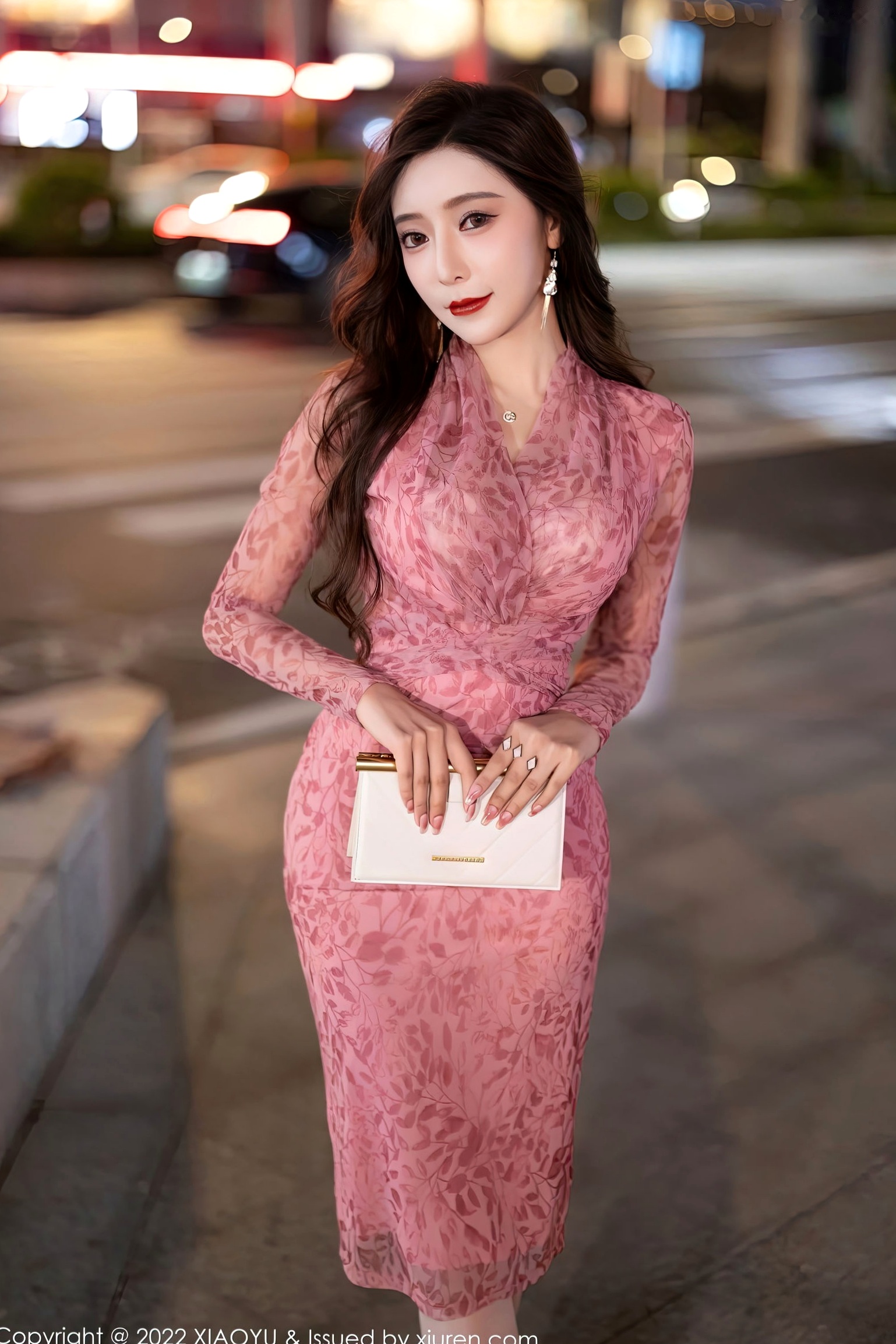 XiaoYu语画界王馨瑶Yanni私房写真:浅粉蕾丝裙搭配白丝高跟,尽显酒店绝美曲线诱惑,精致妆容呈现大尺度视觉盛宴