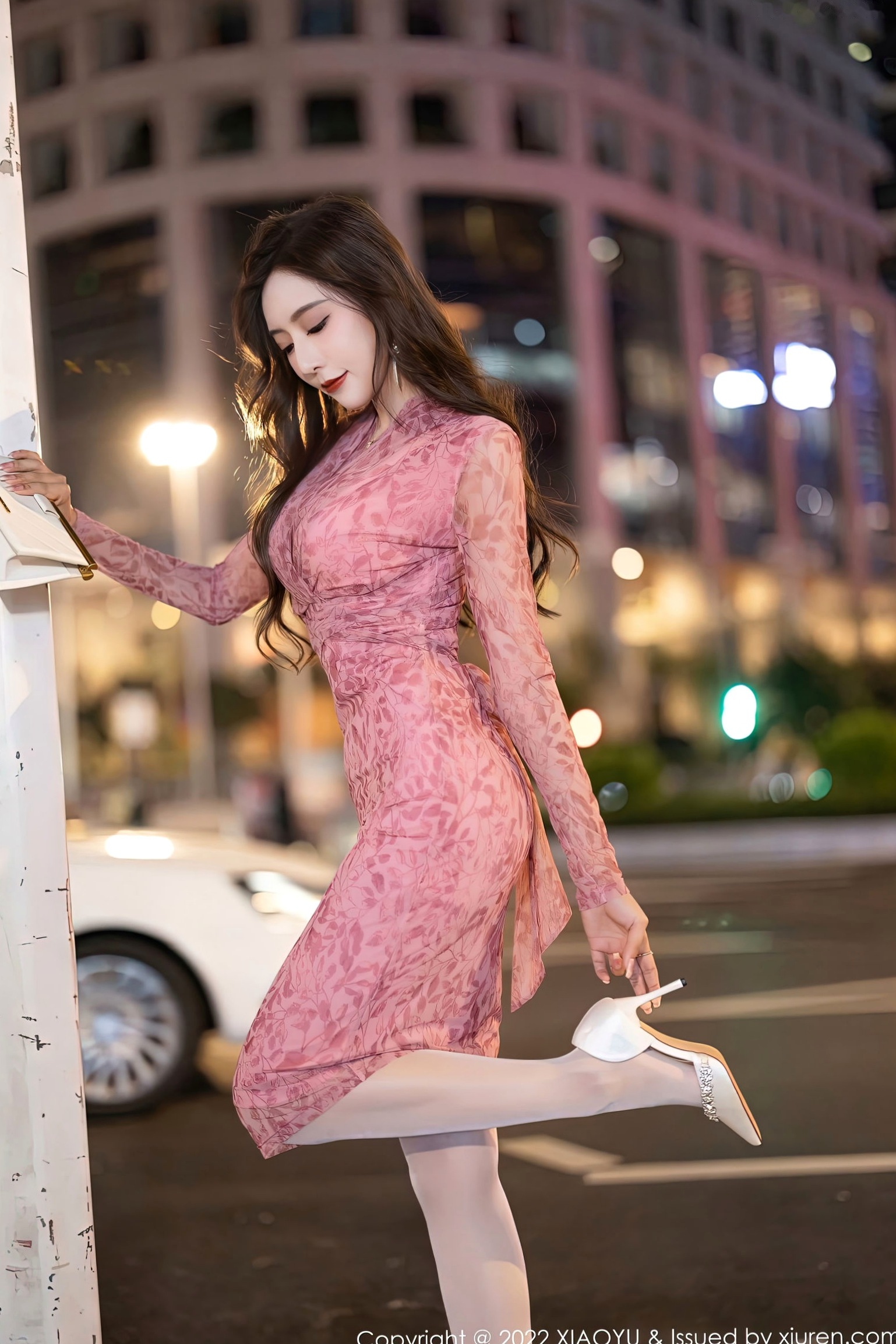 XiaoYu语画界王馨瑶Yanni私房写真:浅粉蕾丝裙搭配白丝高跟,尽显酒店绝美曲线诱惑,精致妆容呈现大尺度视觉盛宴