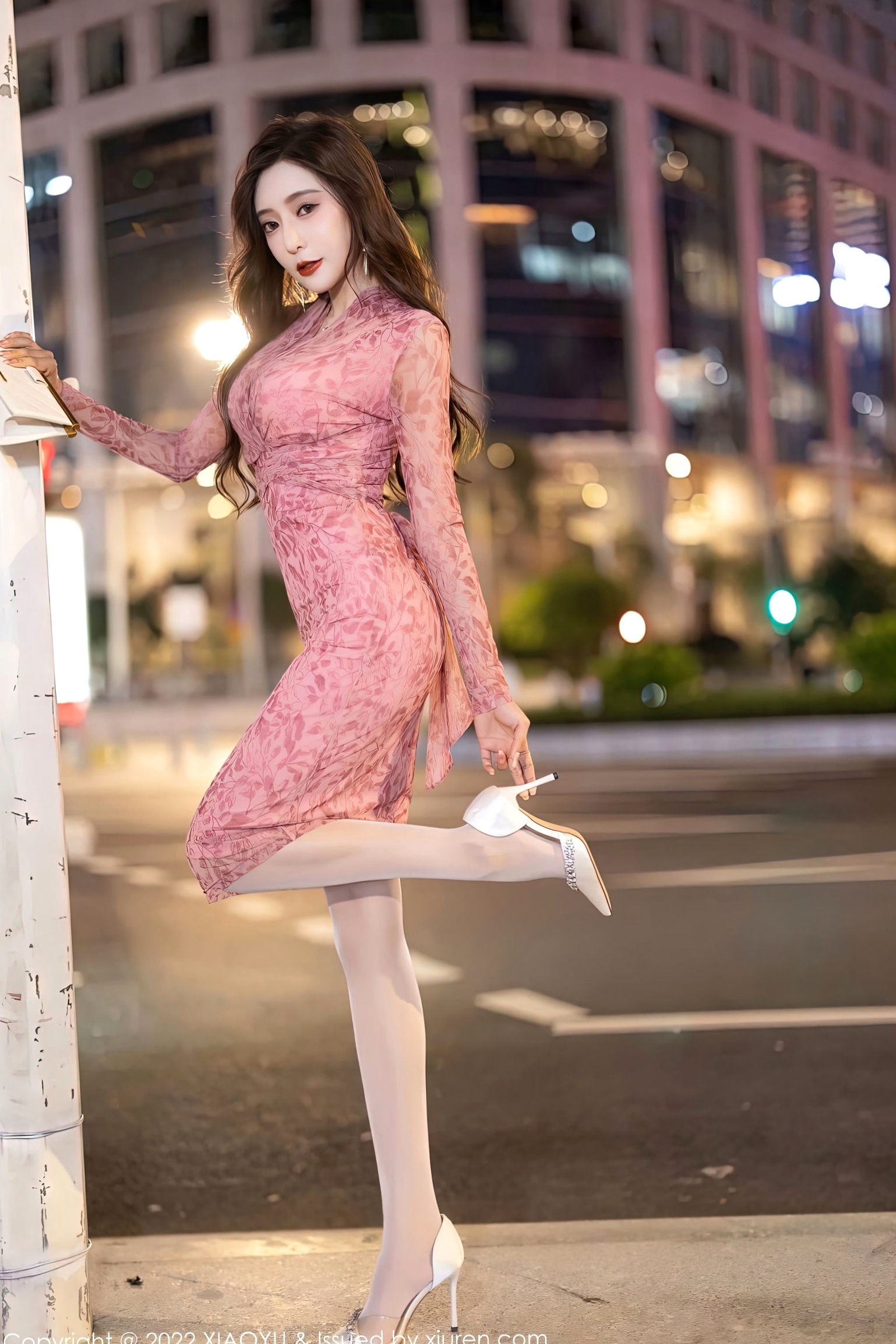 XiaoYu语画界王馨瑶Yanni私房写真:浅粉蕾丝裙搭配白丝高跟,尽显酒店绝美曲线诱惑,精致妆容呈现大尺度视觉盛宴