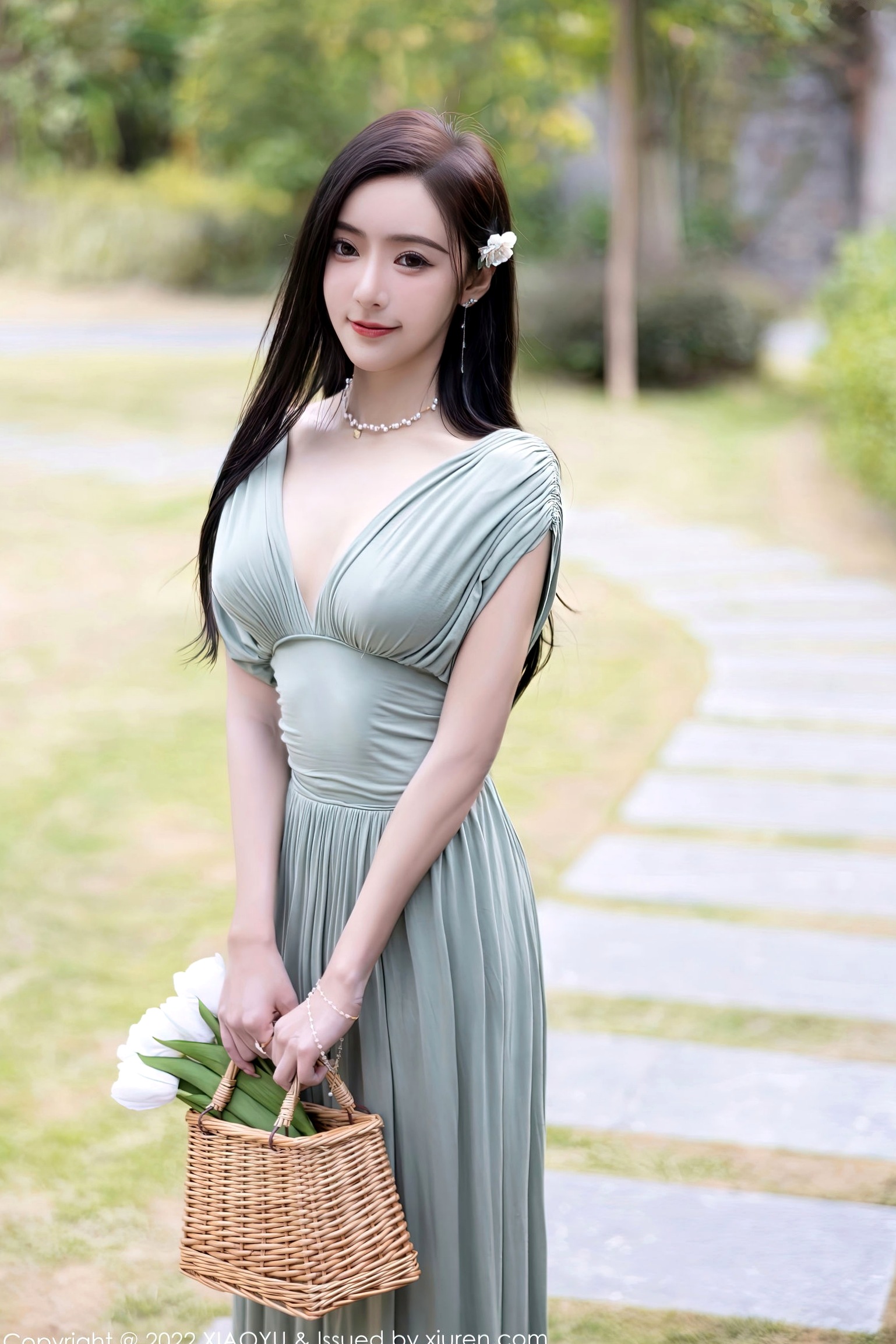 XiaoYu语画界-896-王馨瑶Yanni-杭州旅拍灰绿色连衣裙与清新白色比基尼-室内优雅与池畔诱惑