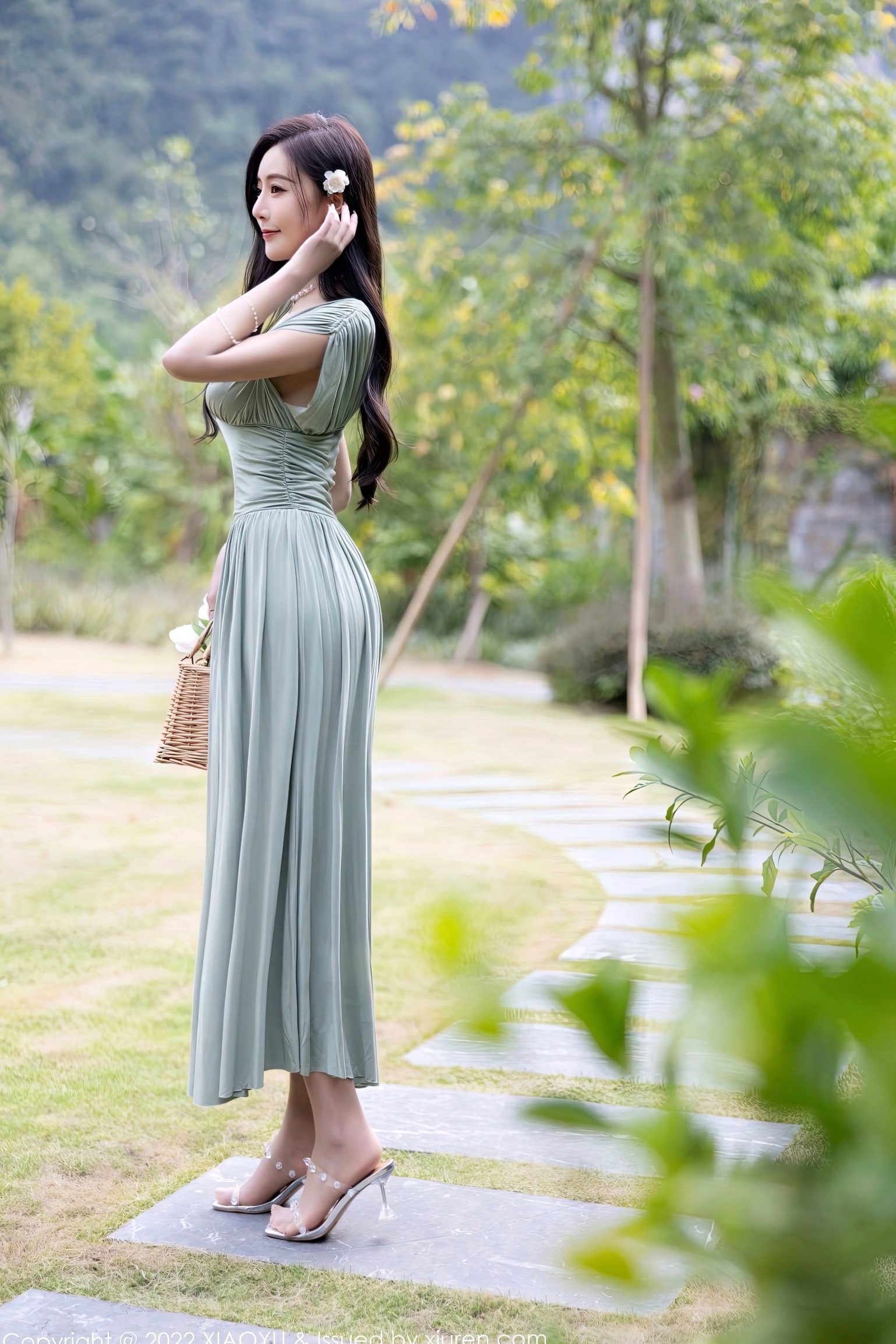 XiaoYu语画界-896-王馨瑶Yanni-杭州旅拍灰绿色连衣裙与清新白色比基尼-室内优雅与池畔诱惑