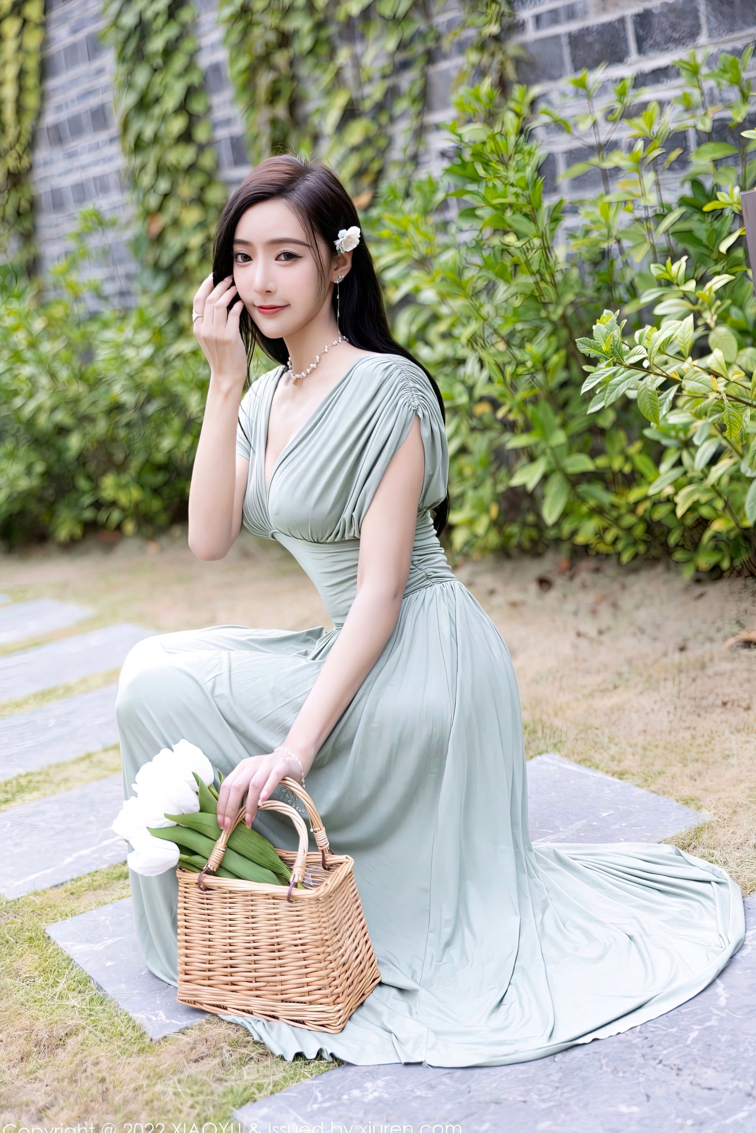 XiaoYu语画界-896-王馨瑶Yanni-杭州旅拍灰绿色连衣裙与清新白色比基尼-室内优雅与池畔诱惑