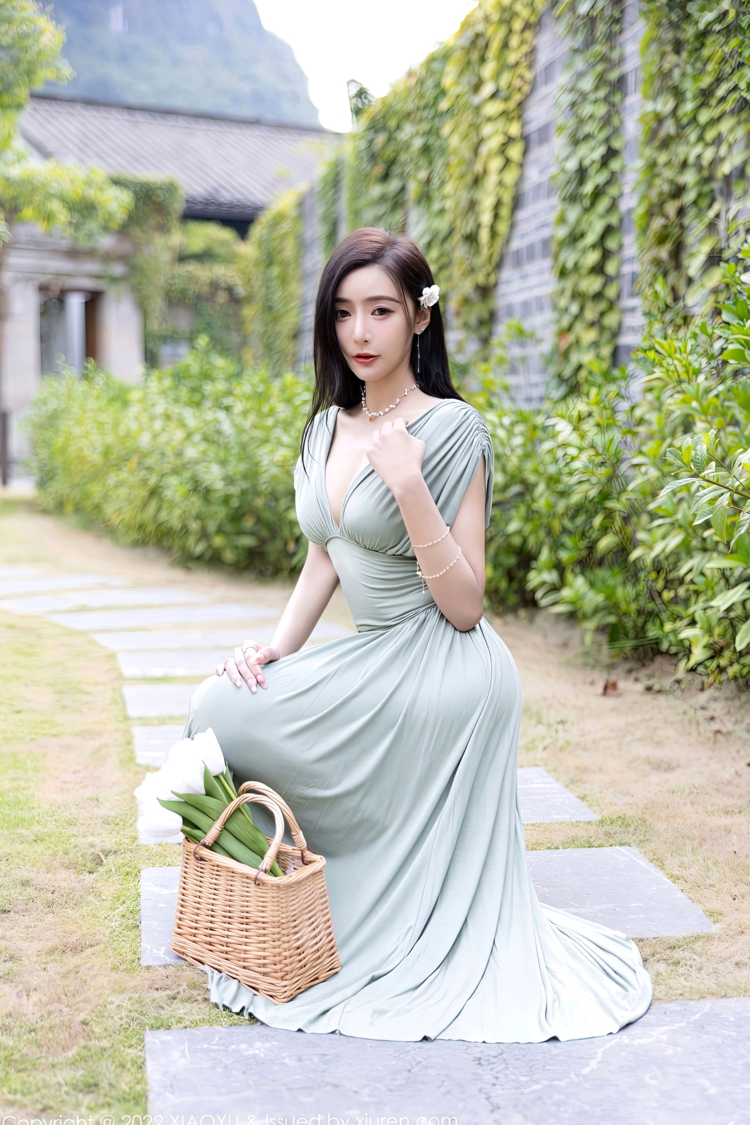 XiaoYu语画界-896-王馨瑶Yanni-杭州旅拍灰绿色连衣裙与清新白色比基尼-室内优雅与池畔诱惑