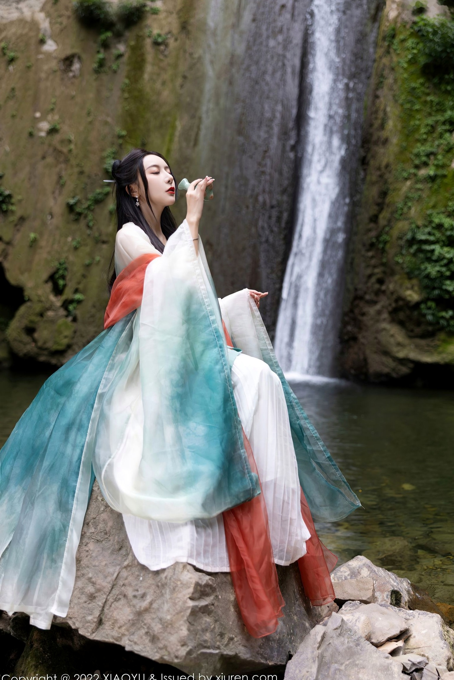 XiaoYu语画界:王馨瑶Yanni杭州户外旅拍,素雅汉服国风写真,清纯仙气与丝袜诱惑尽显东方风韵