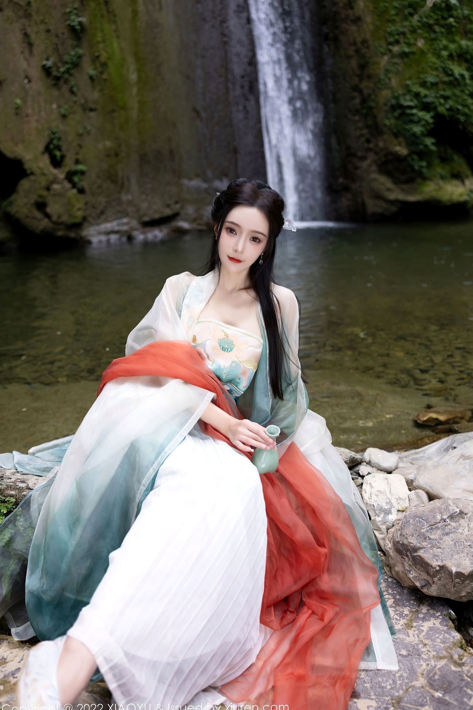 XiaoYu语画界:王馨瑶Yanni杭州户外旅拍,素雅汉服国风写真,清纯仙气与丝袜诱惑尽显东方风韵