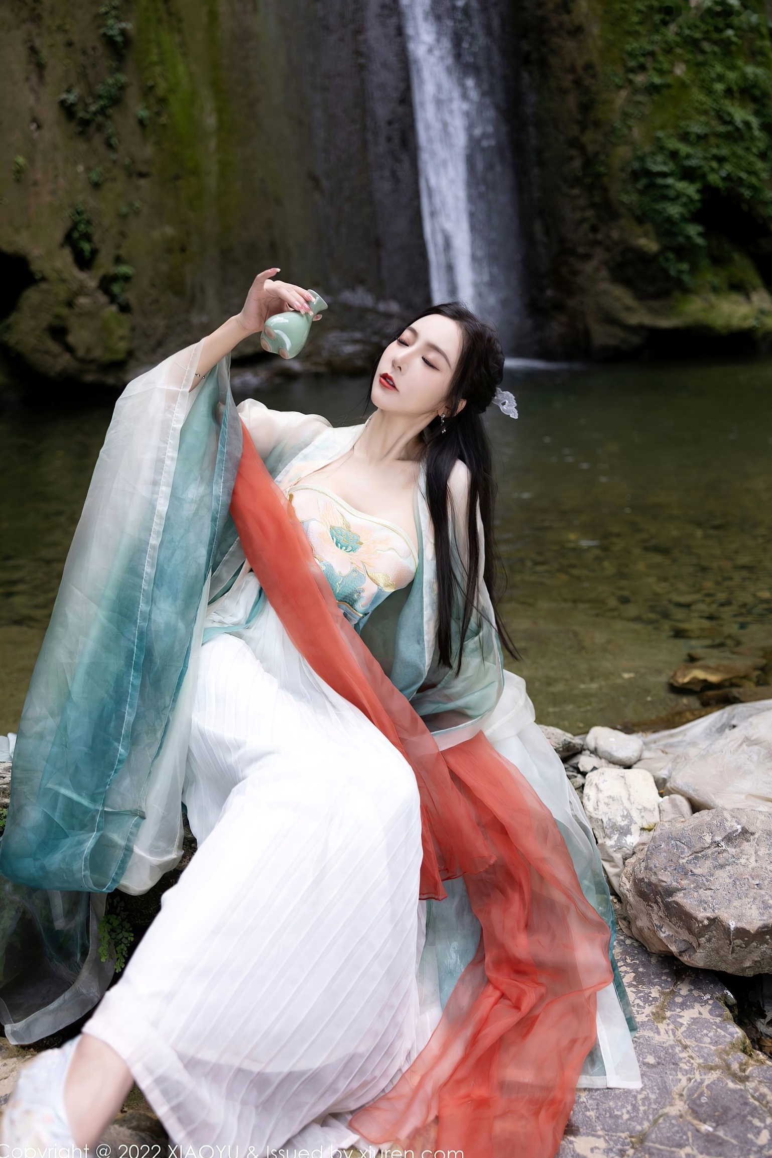 XiaoYu语画界:王馨瑶Yanni杭州户外旅拍,素雅汉服国风写真,清纯仙气与丝袜诱惑尽显东方风韵