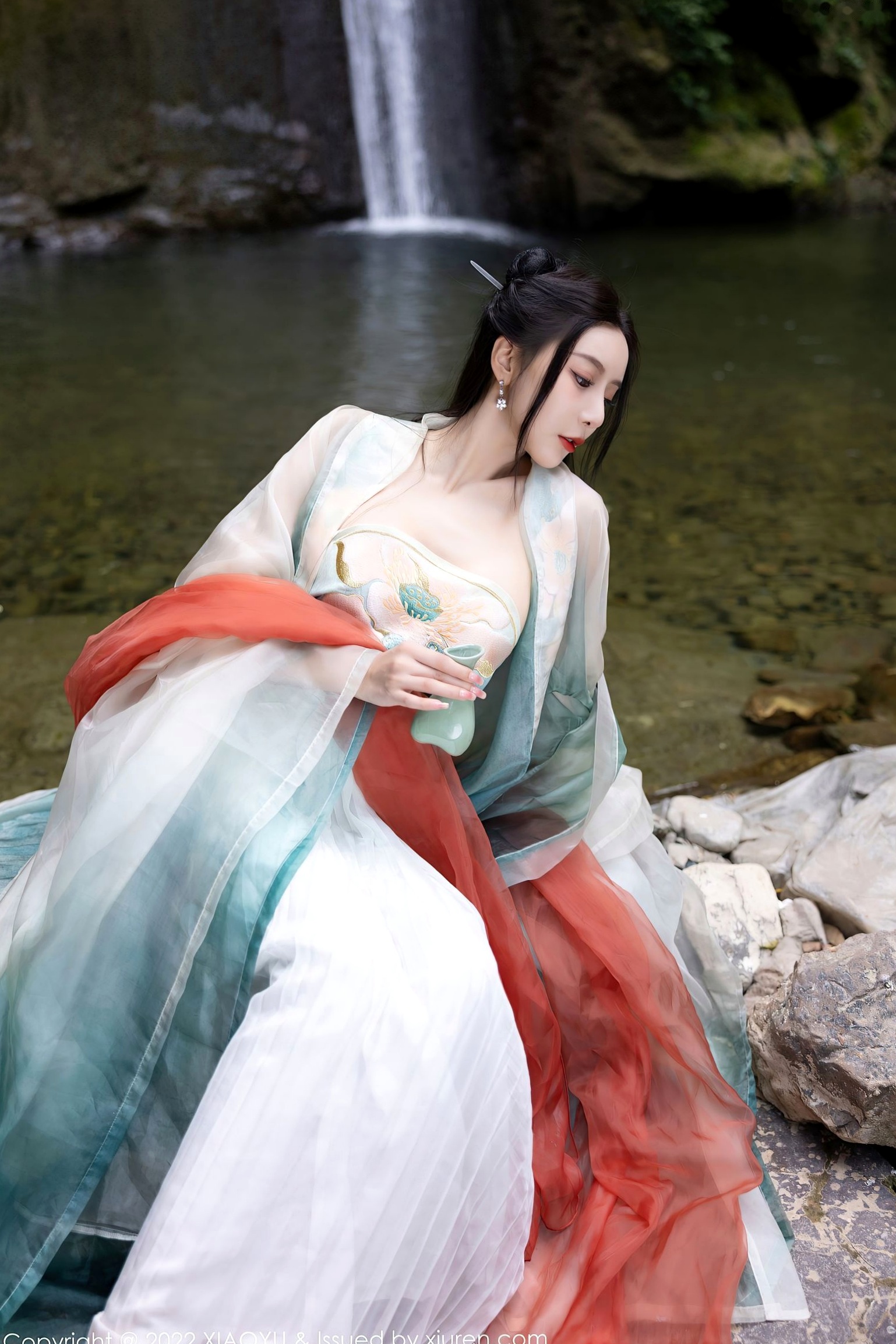 XiaoYu语画界:王馨瑶Yanni杭州户外旅拍,素雅汉服国风写真,清纯仙气与丝袜诱惑尽显东方风韵